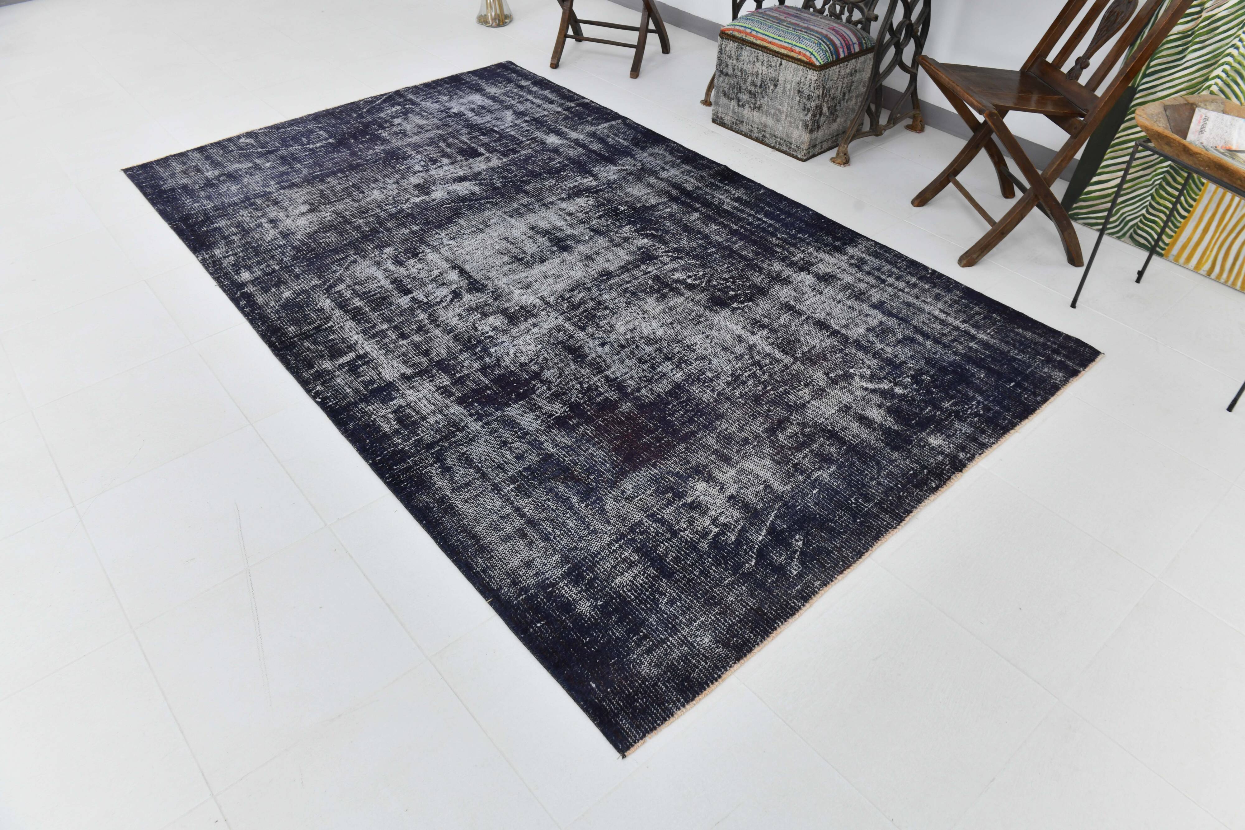 170x275 cm Dark Purpel vintage carpet, distressed dark purpel old carpet.