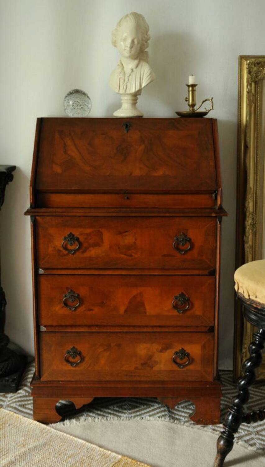 Sloped walnut secretary from the 20th century.