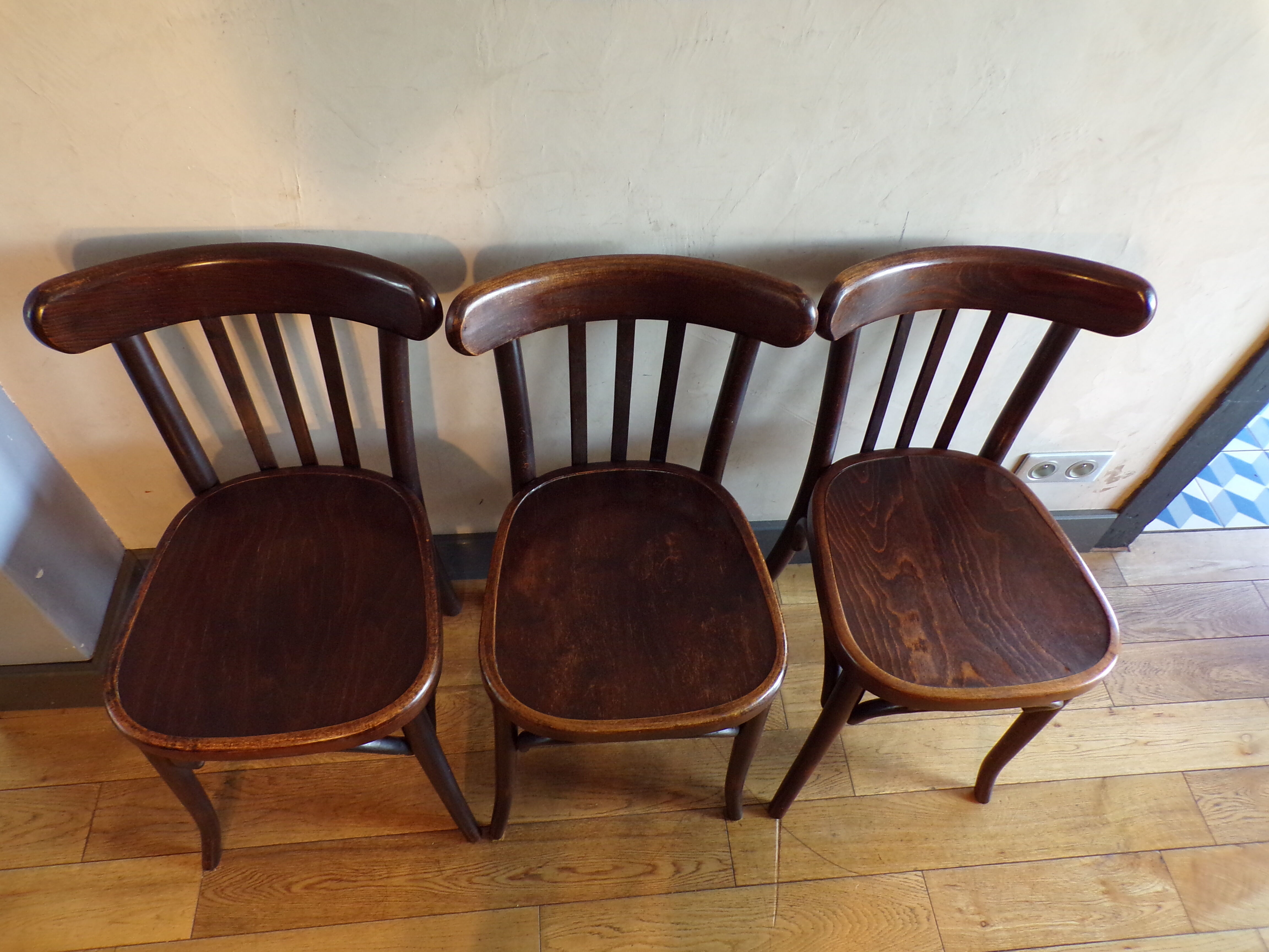 Suite 3 curved wooden bistro chairs