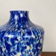 Vase en verre soufflé effet moucheté bleu cobalt et blanc , double parois