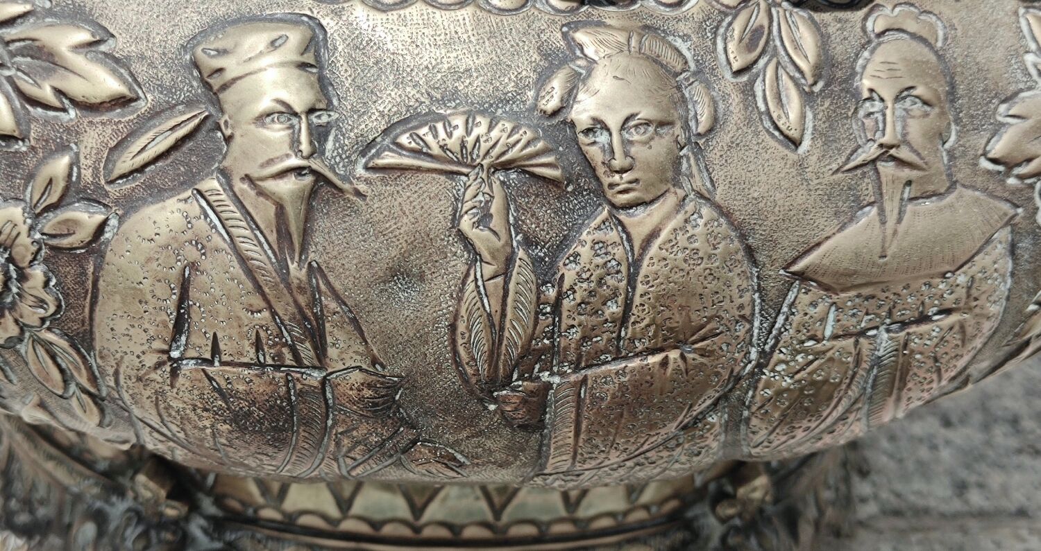 Ancienne jardinière en cuivre décor hindou