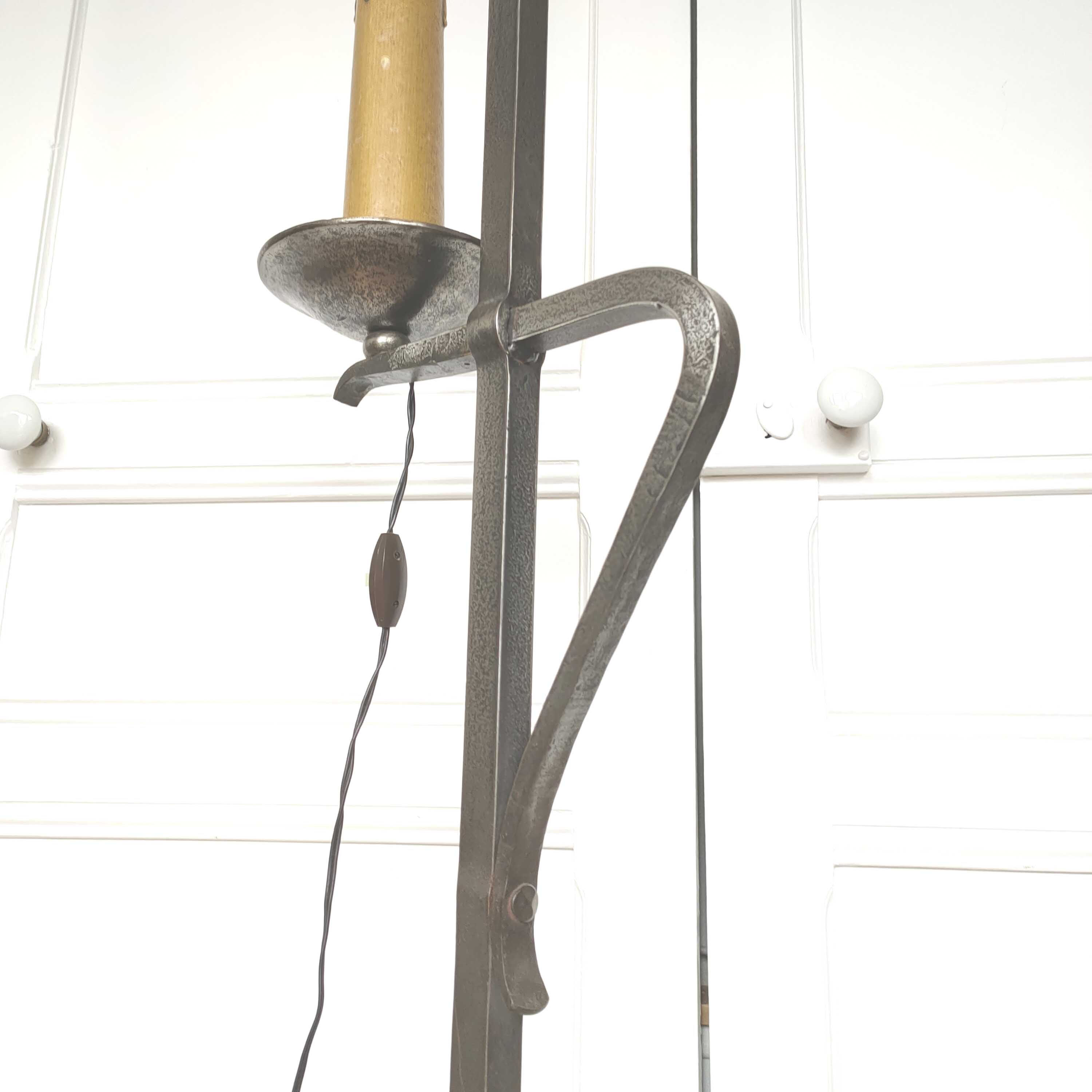 Lampadaire tripode fer forgé brutaliste