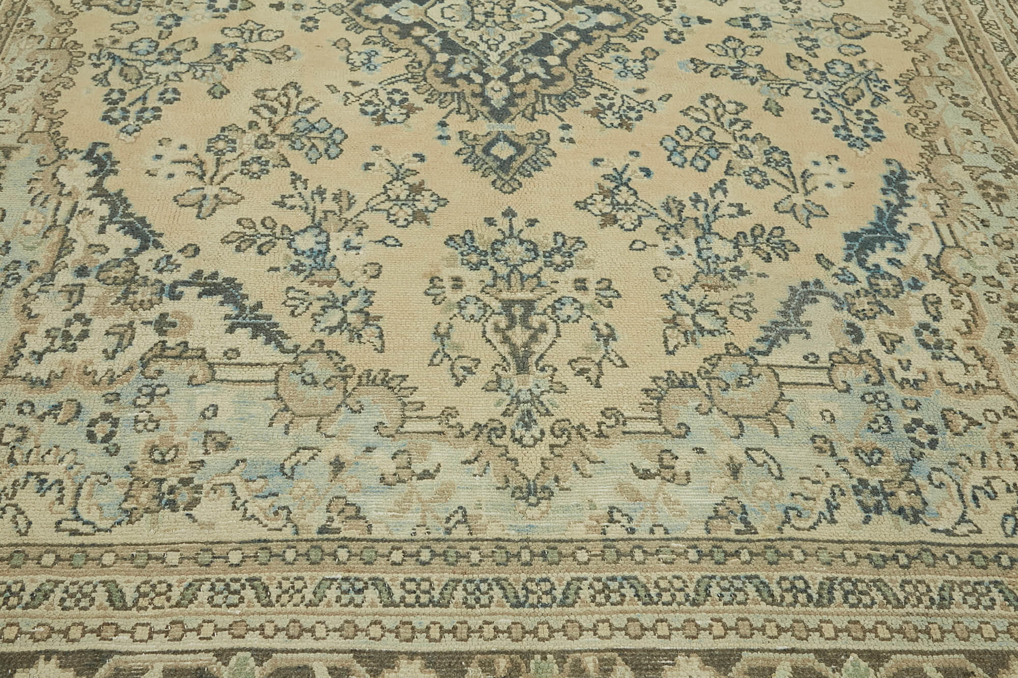 Handmade oriental unique 1980s 267 cm x 338 cm