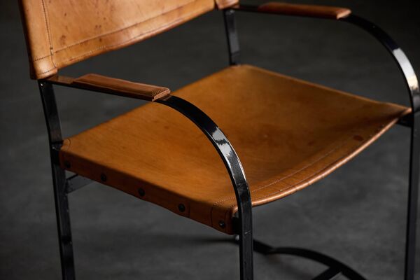 Fauteuil en cuir cognac, cadre en acier laqué noir, Belgique, années 1960.