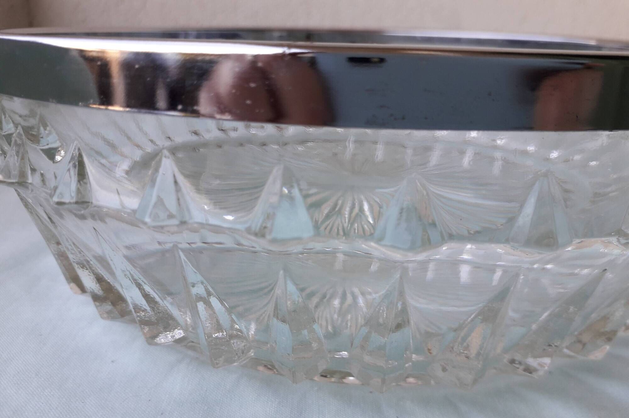 Bowl or glass dish with a metal rim