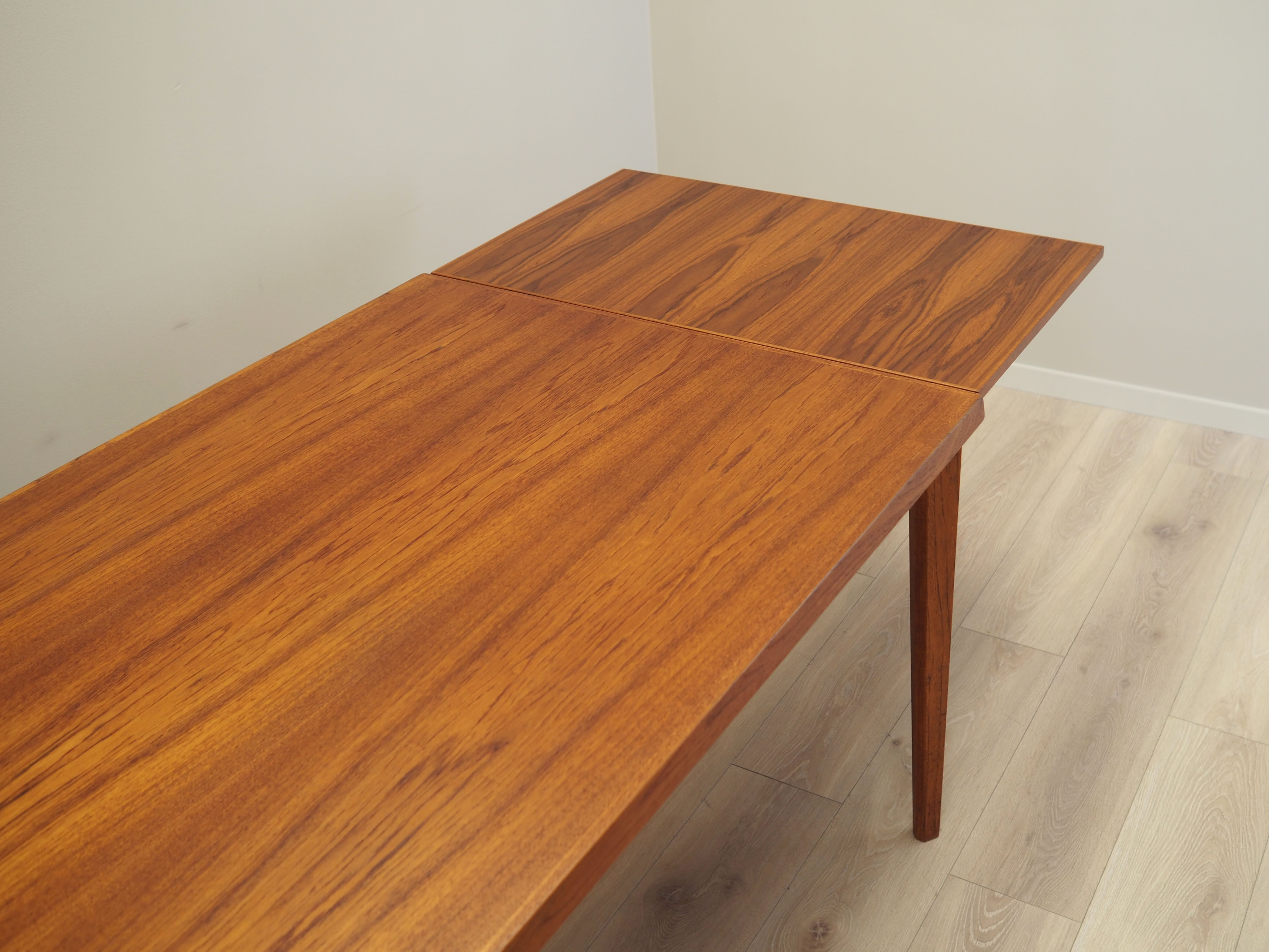 Table en teck, design danois, années 60, fabriquée au Danemark