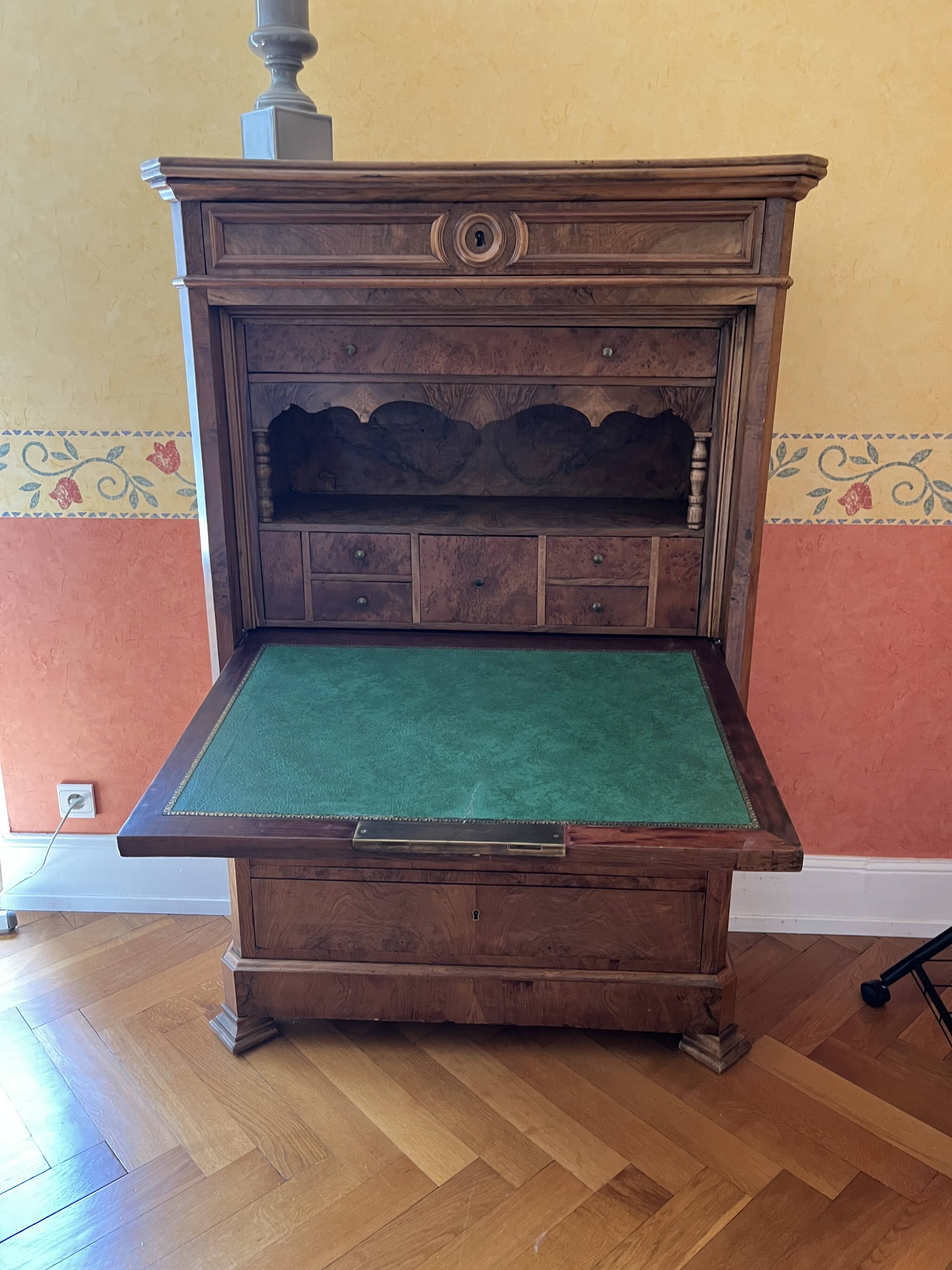 Antique secretary in flamed walnut, Louis-Philippe period.