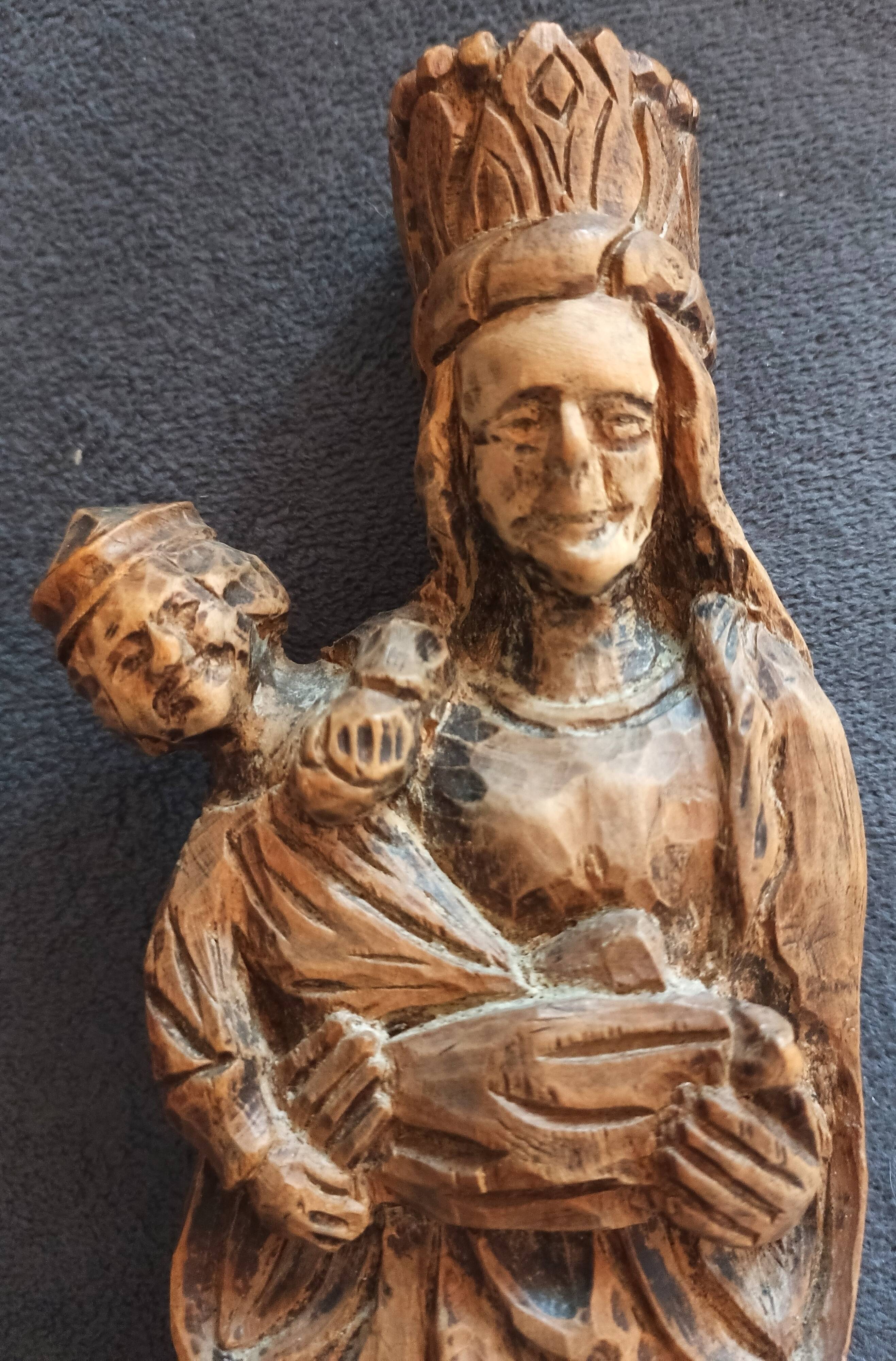 Statuette de la Vierge à l'Enfant en bois sculpté –24,5 cm– Vers 1955-1975
