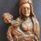 Statuette de la Vierge à l'Enfant en bois sculpté –24,5 cm– Vers 1955-1975