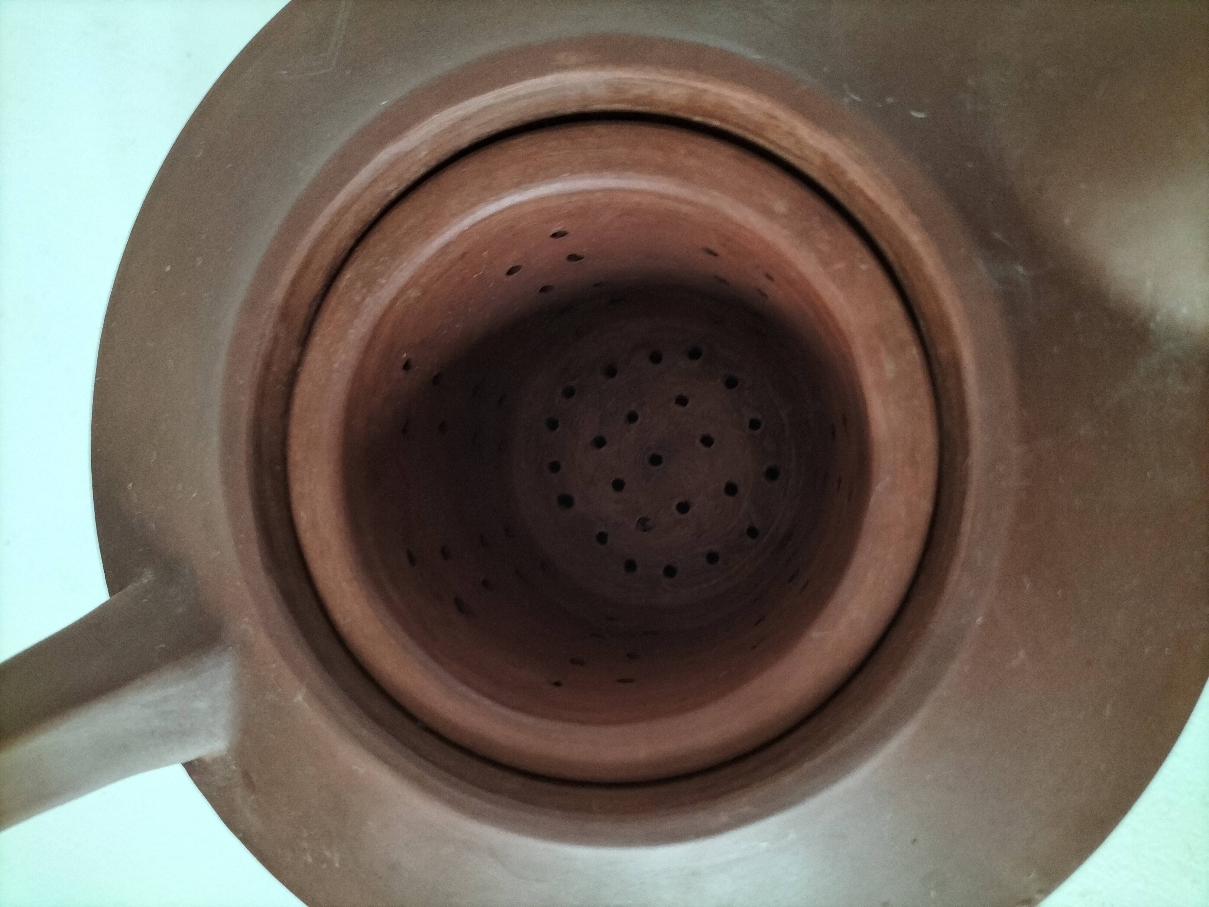 Japanese teapot in red clay engraved with integrated filter.