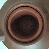 Japanese teapot in red clay engraved with integrated filter.