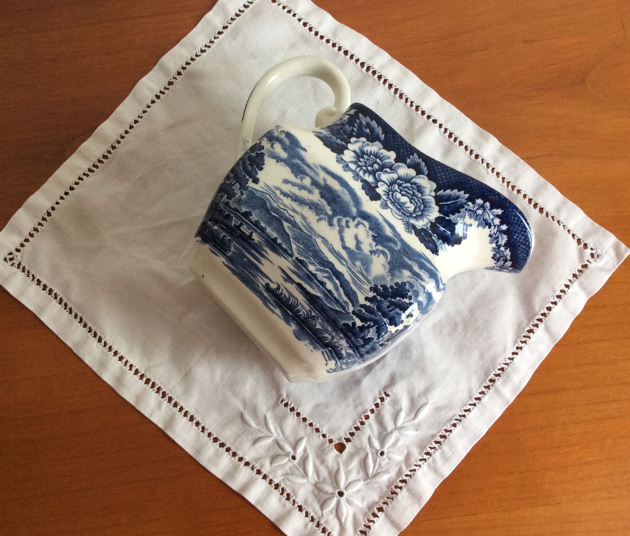 Crémier Lochs of Scotland - Made in England - loch Leven - décors bleu