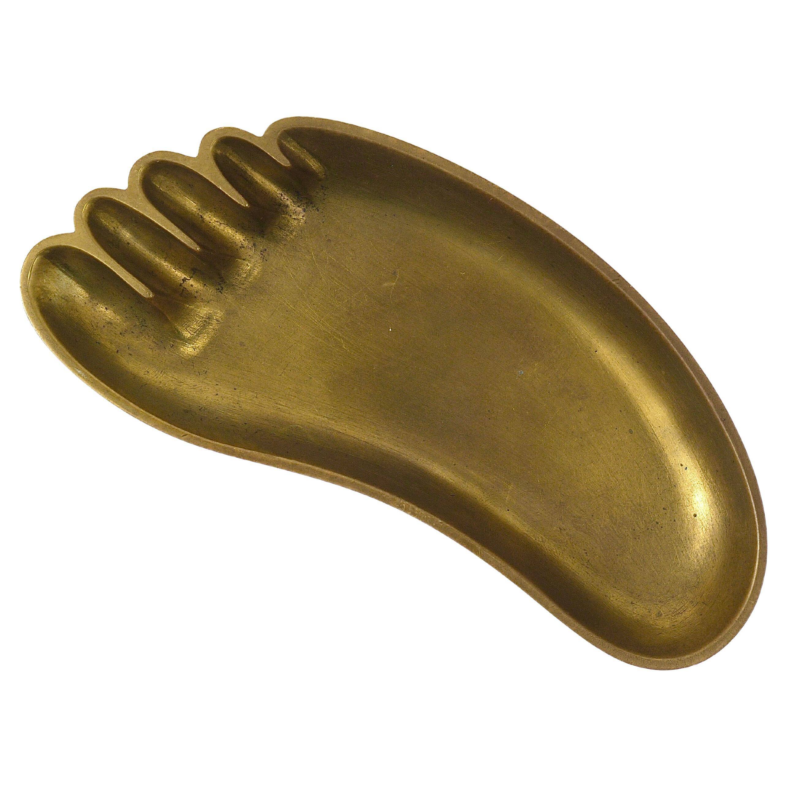 Bowl or sculptural plate in the shape of a foot by Werkstätte Hagenauer, mid-century, brass, Austria.