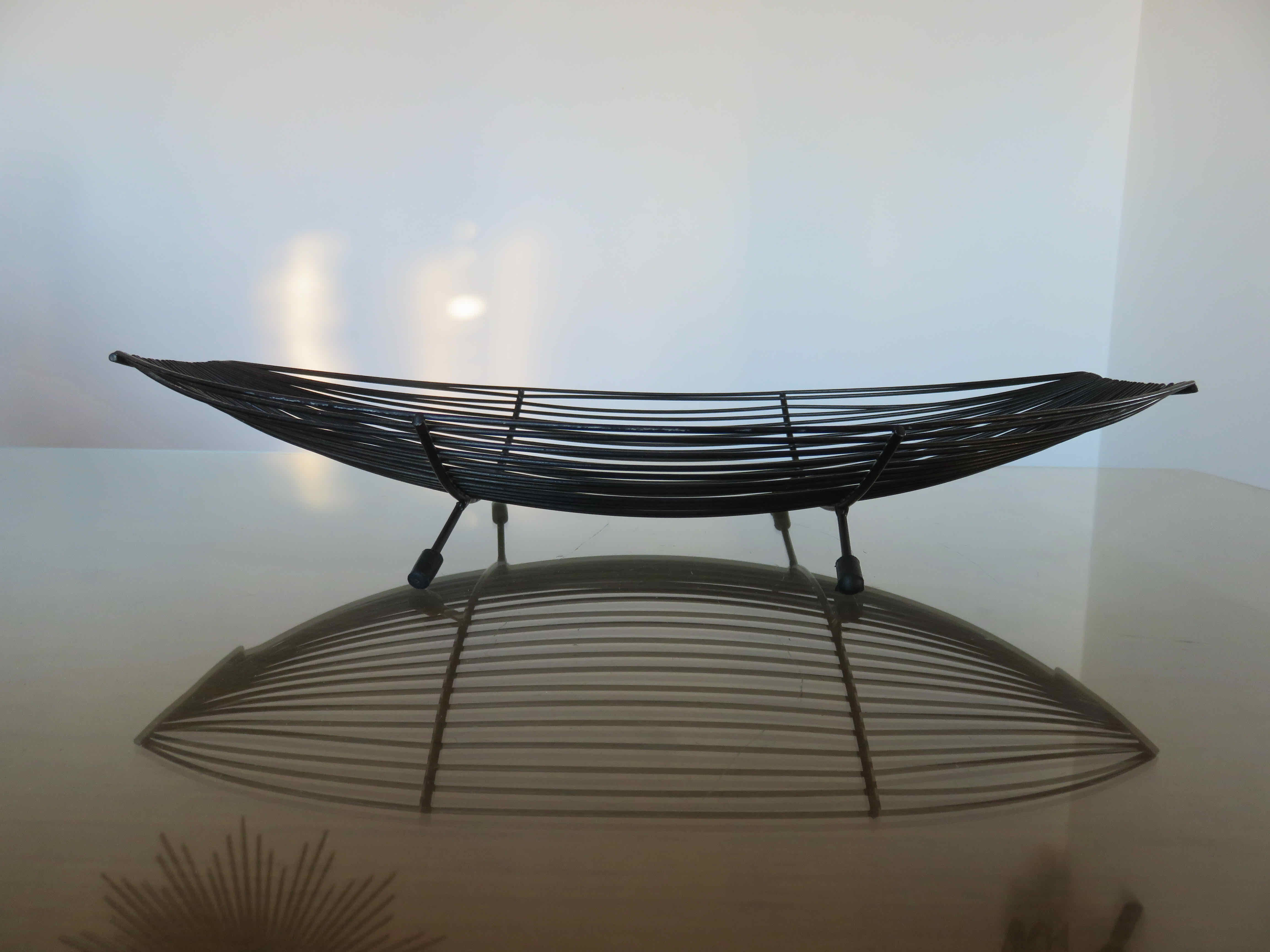 Minimalist fruit basket 50s 60s