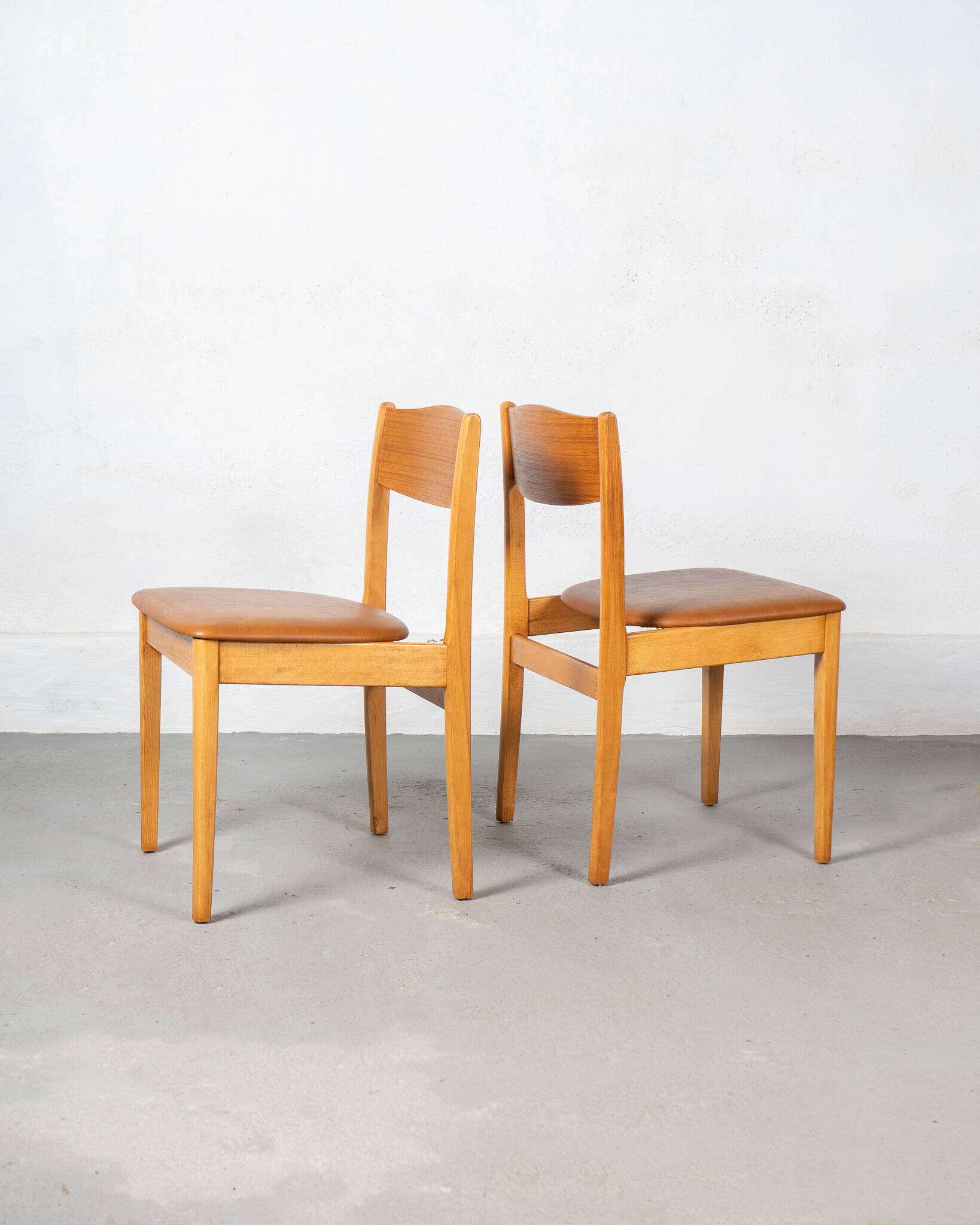 Set of 6 Danish dining chairs made of beech and brown leatherette.