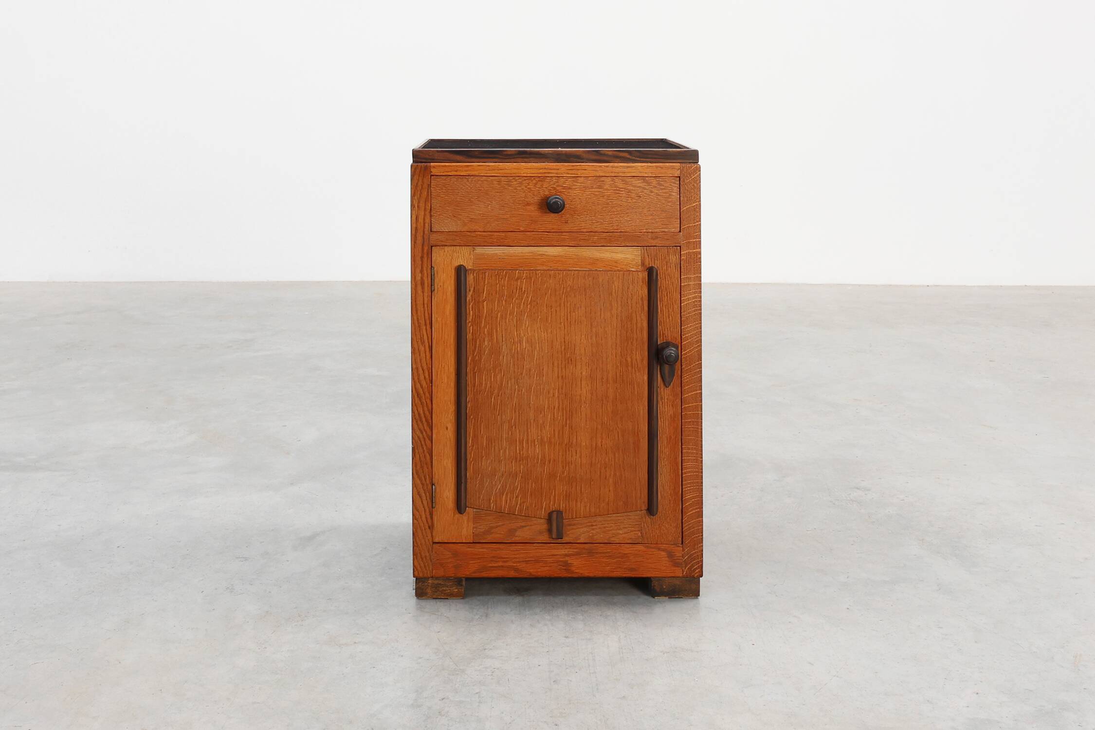 Table de nuit Art Nouveau "Amsterdamse School", Pays-Bas vers 1925