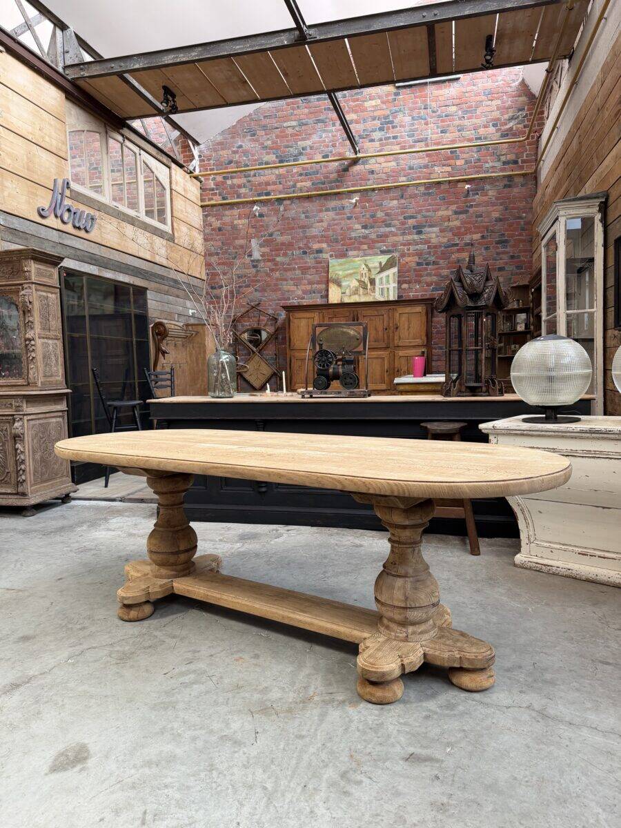 Oval table in solid oak