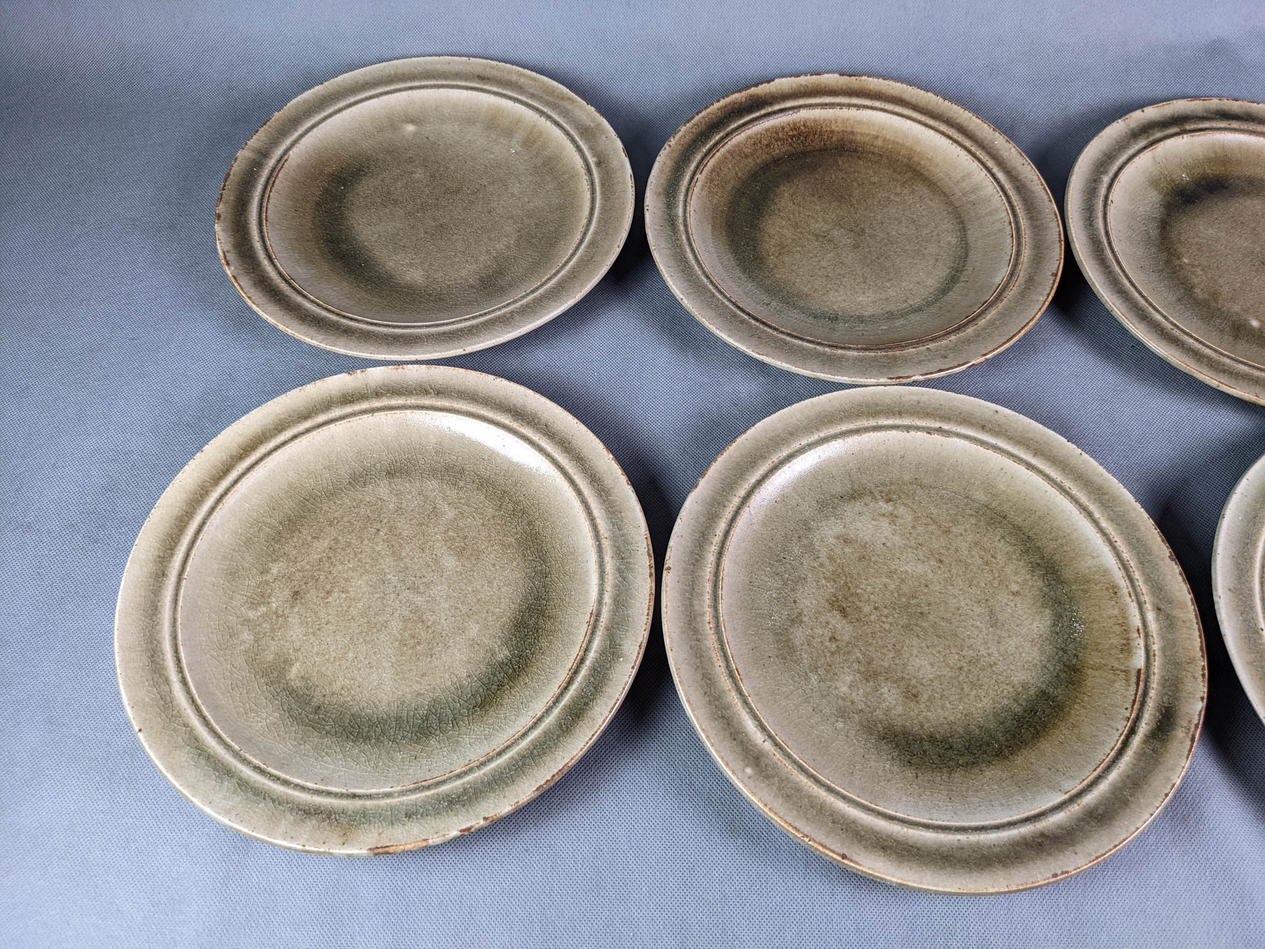 Series of 6 flat plates, blanot stoneware