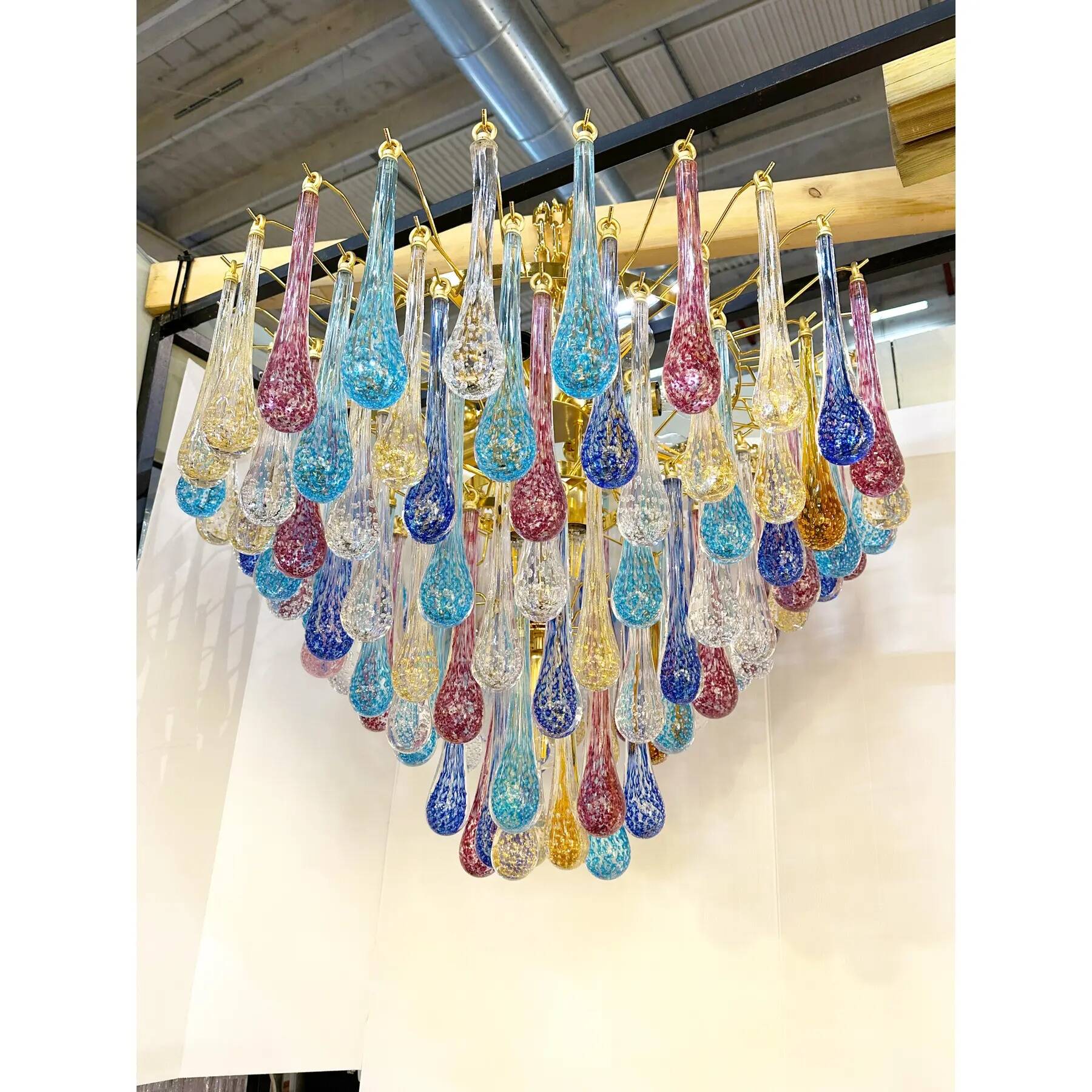 Grand Lustre en Verre de Murano Multicolore – Design Scénique