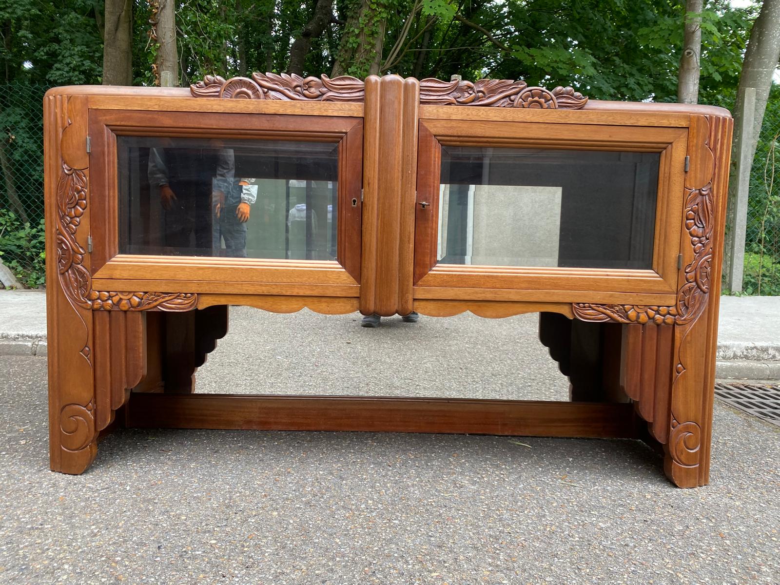 Art Deco sideboard top, low display cabinet in solid walnut and mirror, 1940.