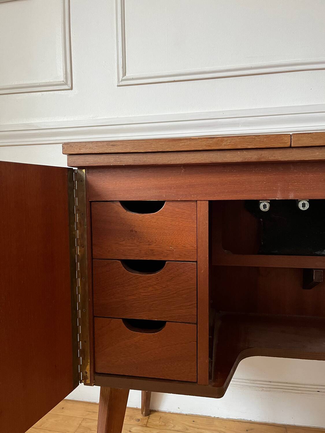 Meuble d’appoint vintage pieds compas