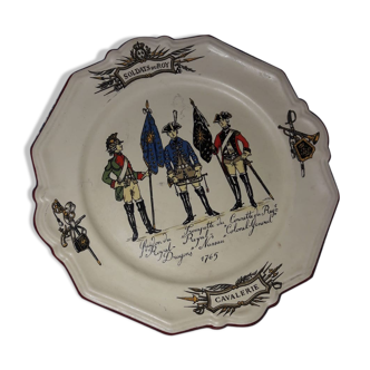 Plate in faience signee st clement, decor soldiers du roy