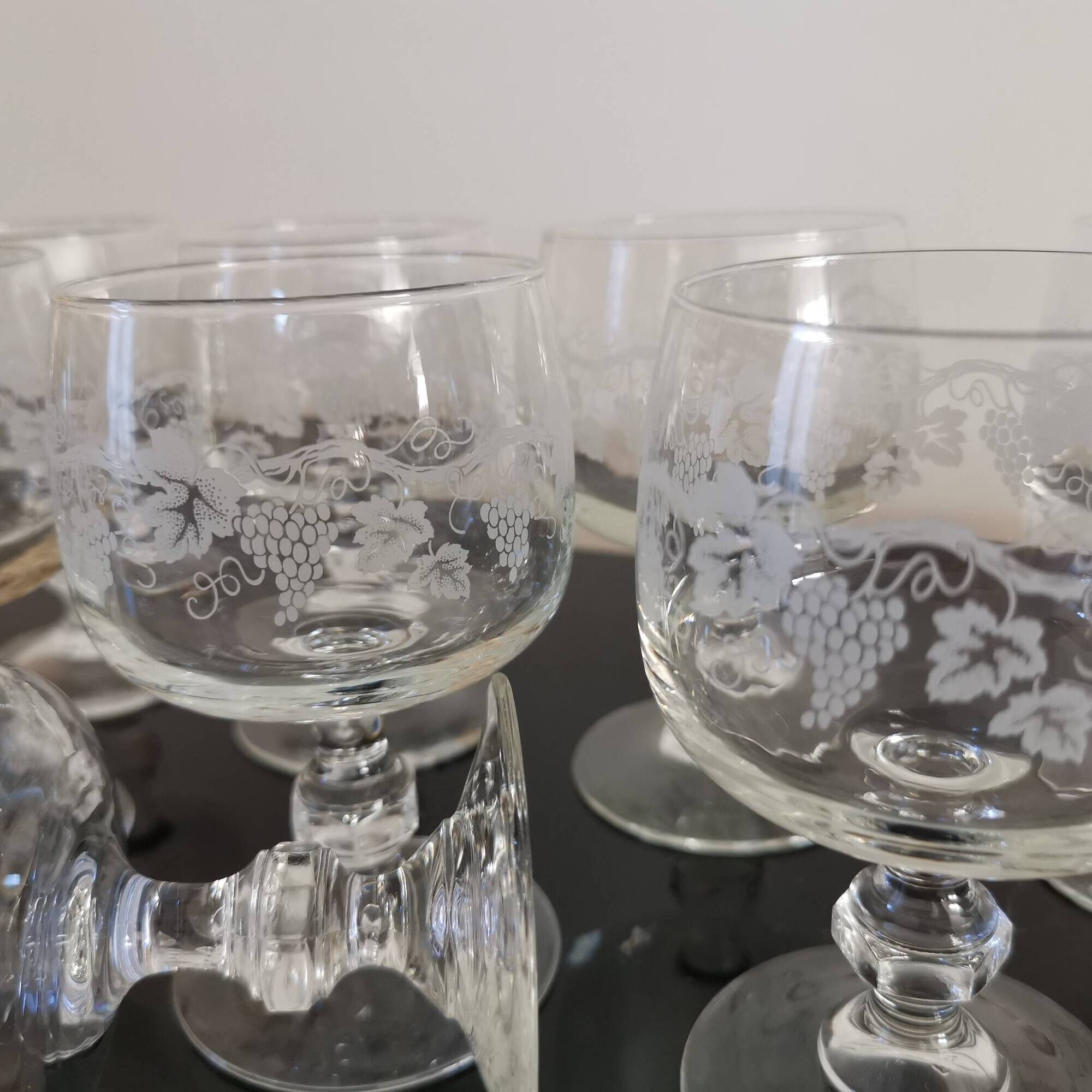 Set of 8 red wine glasses on crystal legs decorated with grapes and vine branches Luminarc
