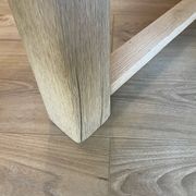 Grande table basse ancienne en chêne massif aérogommé - Style rustique chic