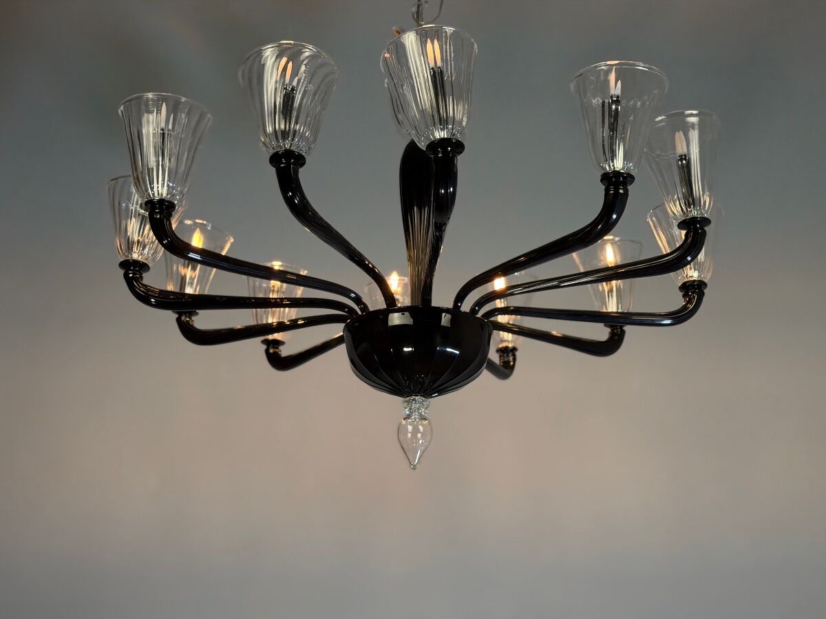 Venetian chandelier in Murano glass in black and colourless, 12 light arms, circa 1990.