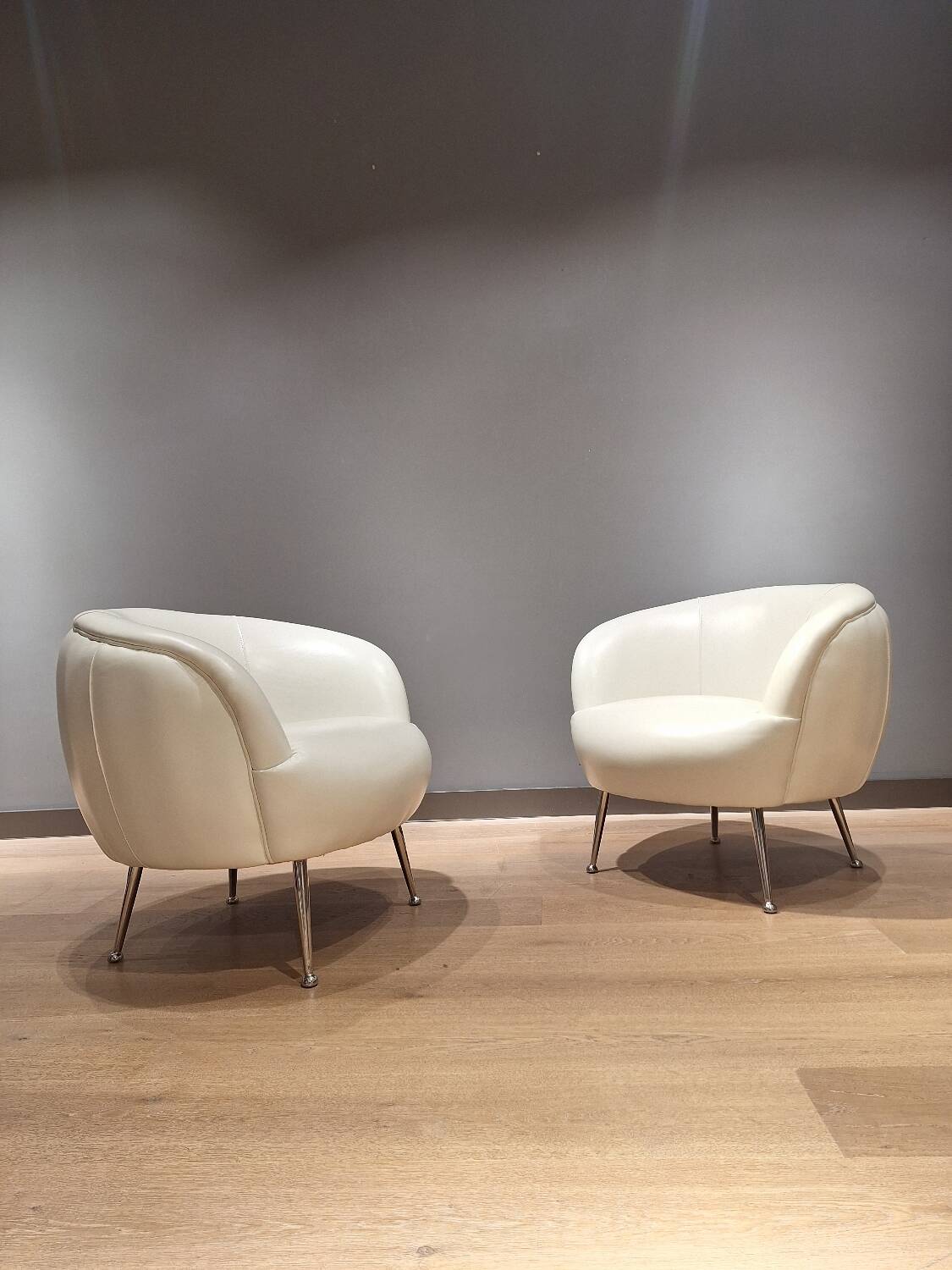 2 white leather armchairs, 1980s