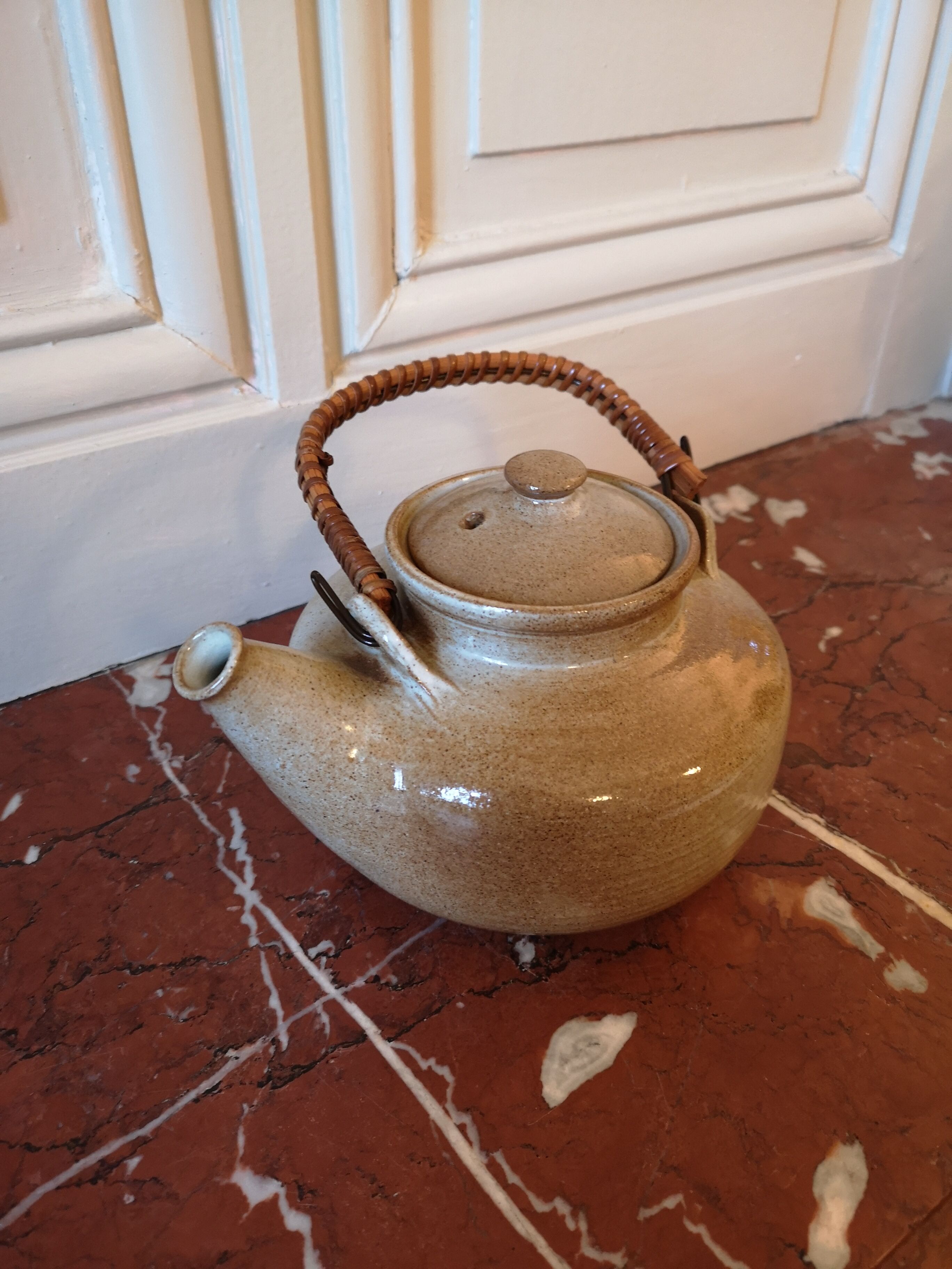 Ceramic teapot with filter