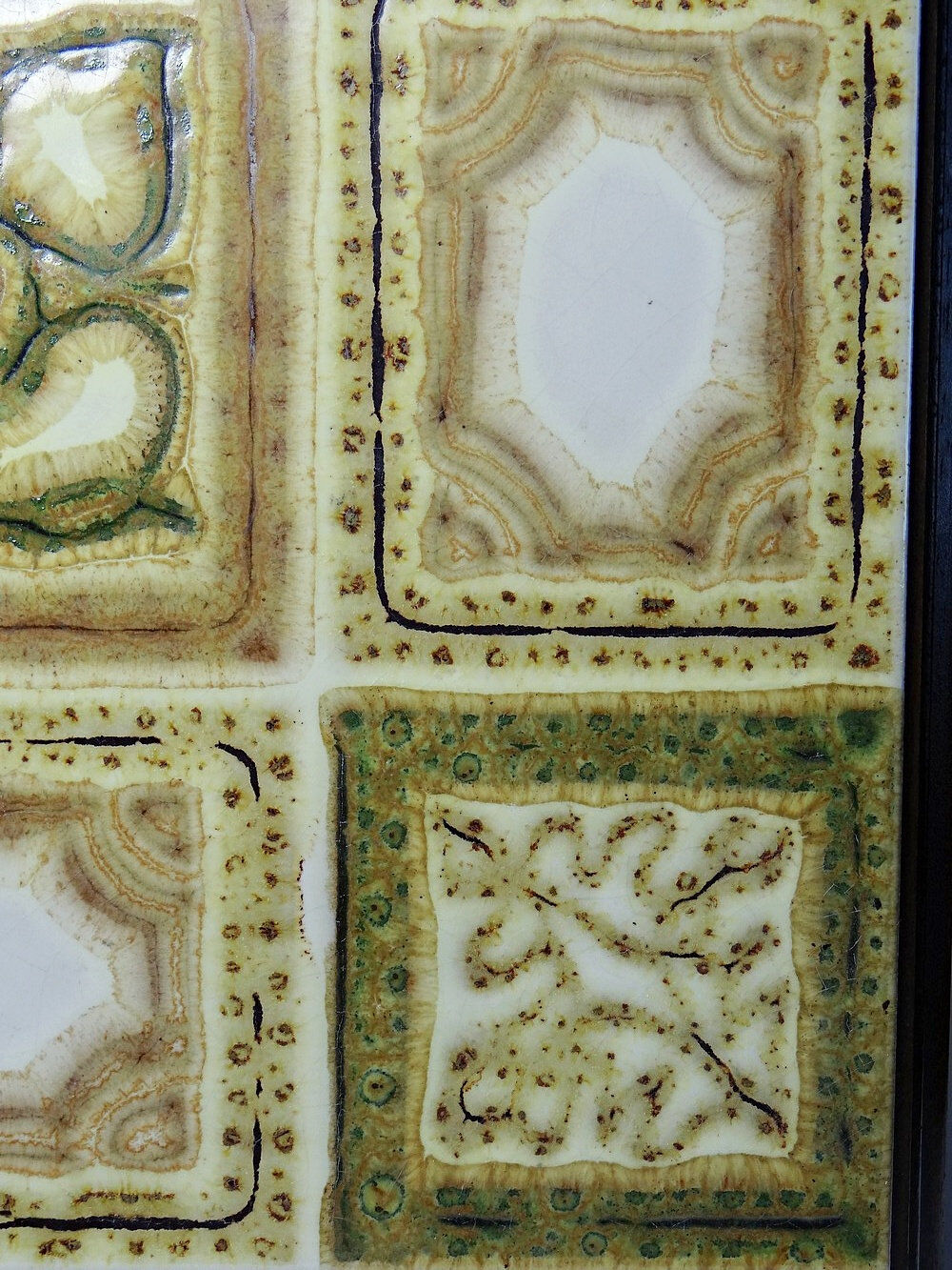 Vintage trivet in glazed ceramic and wood, circa 1960-1970.