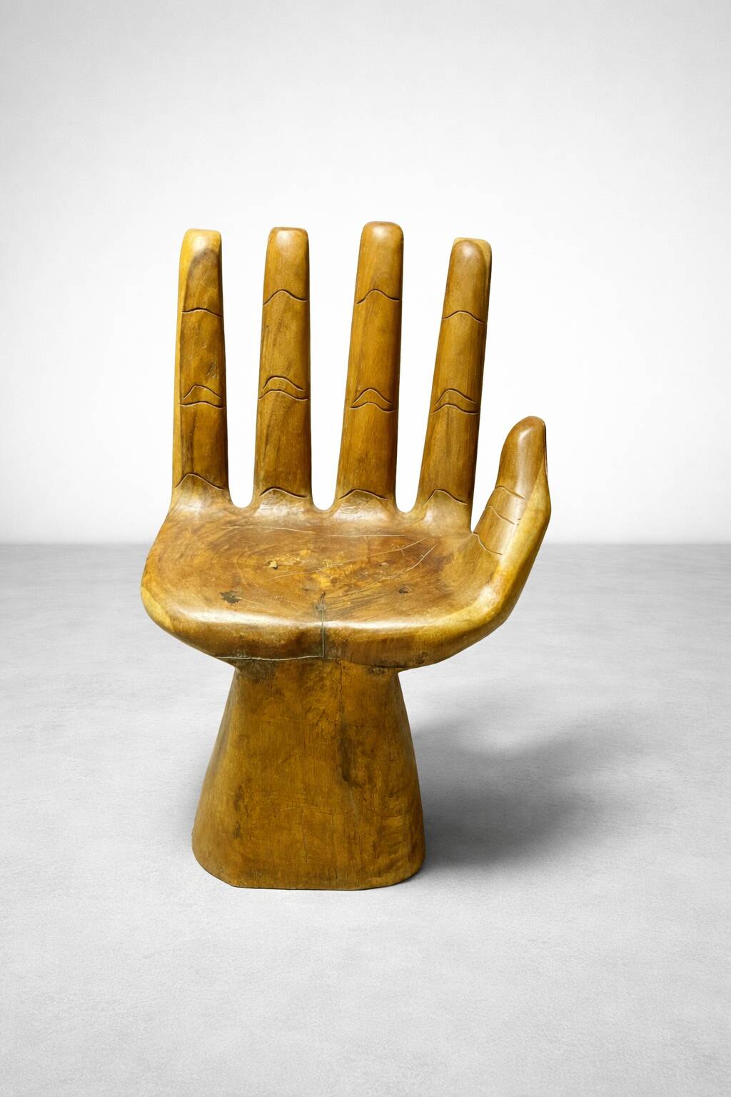 Sculptural armchair in solid wood – hand shape