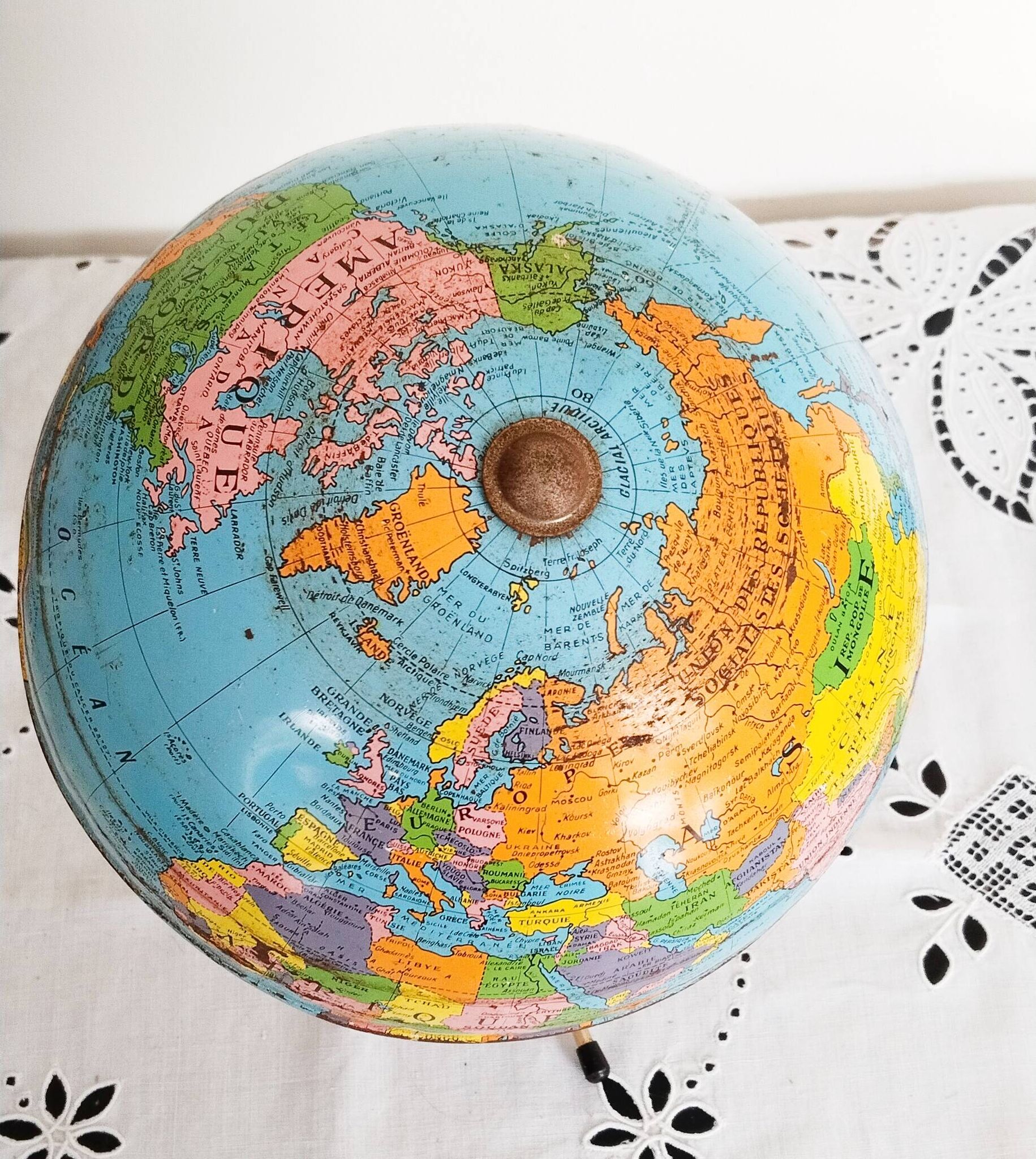 Globe terrestre en métal , Taride ,  tripode, années 60