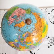 Globe terrestre en métal , Taride ,  tripode, années 60