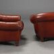 Paire de fauteuils en cuir caramel foncé