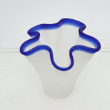 Vase mouchoir verre sablé bords bleus