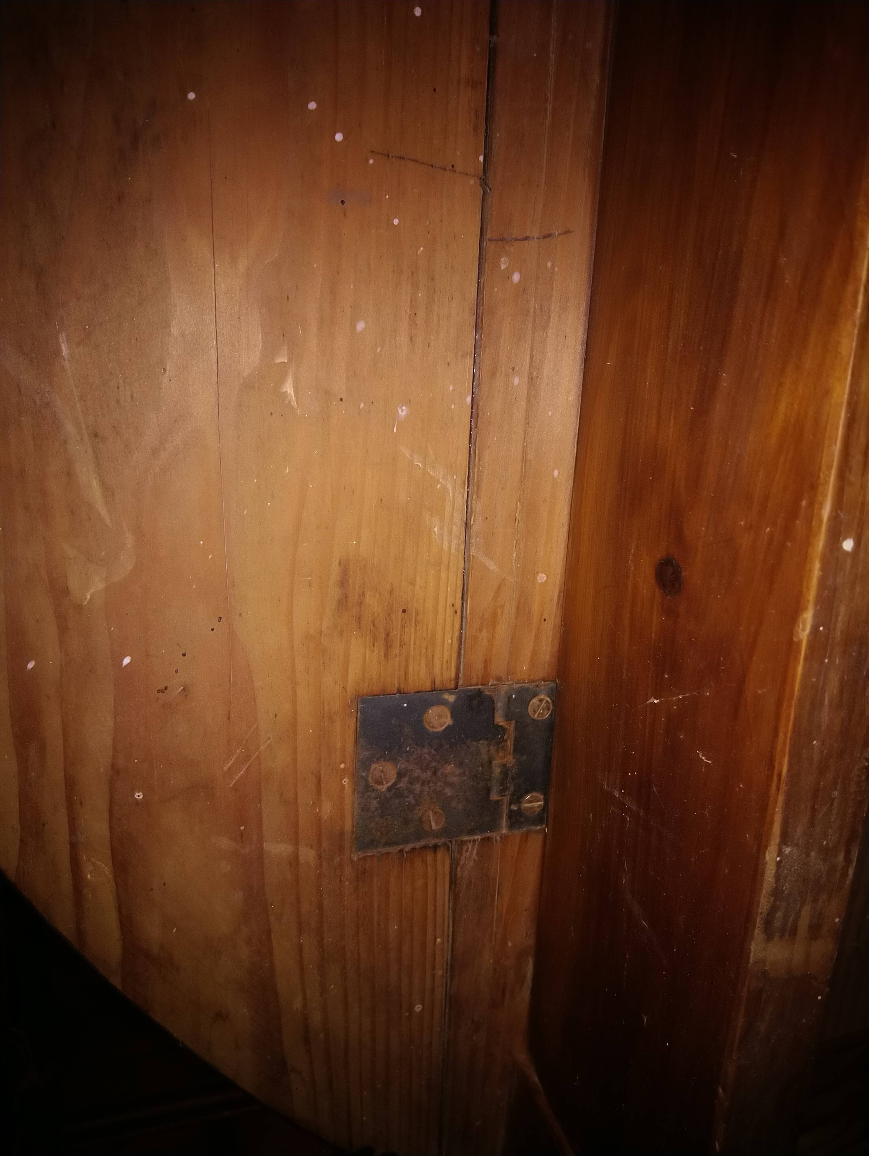 Round drop-leaf table in beech and pine