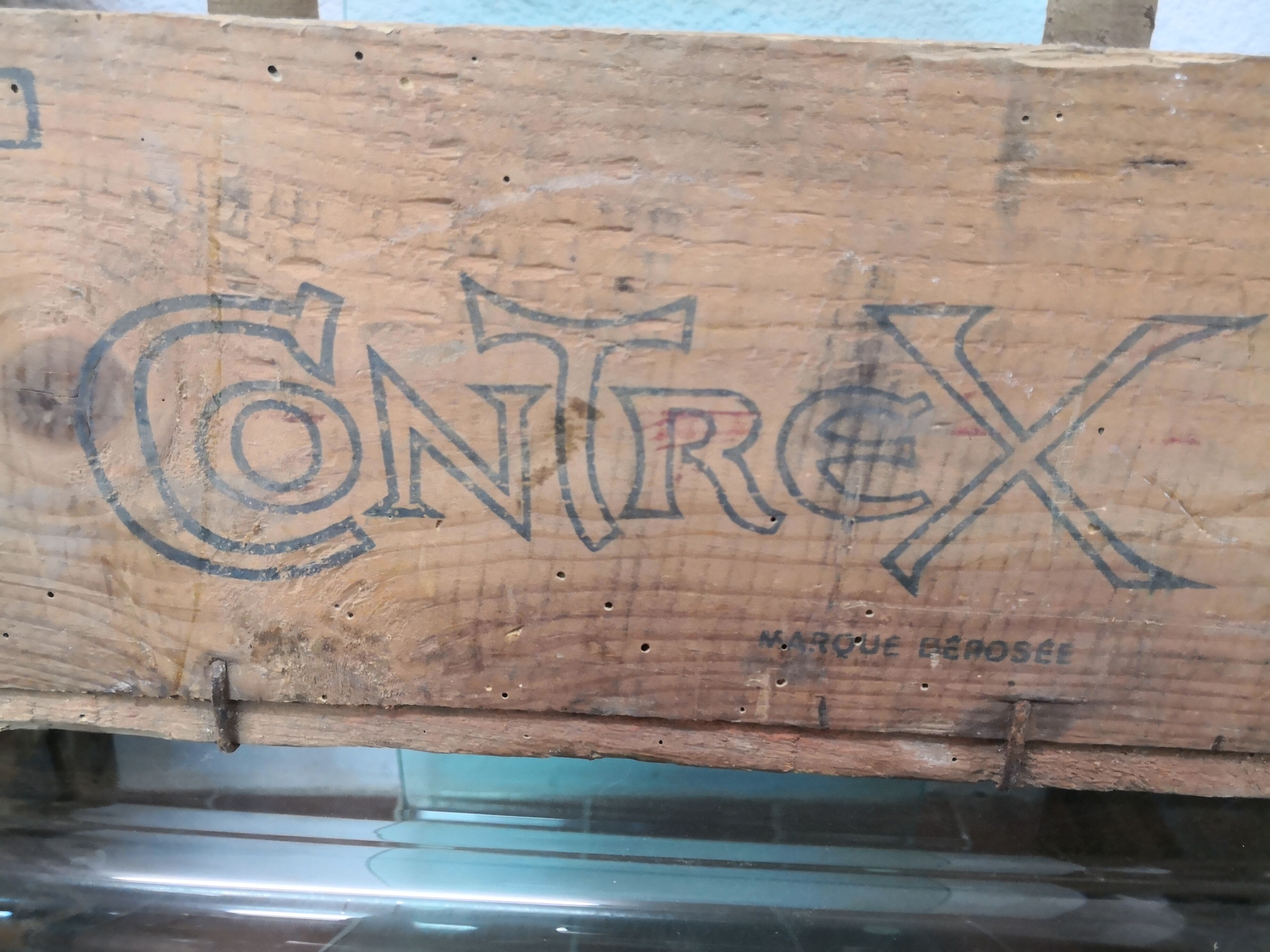 Counter-bottle locker