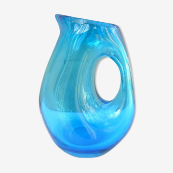 Pichet en verre plein bleu