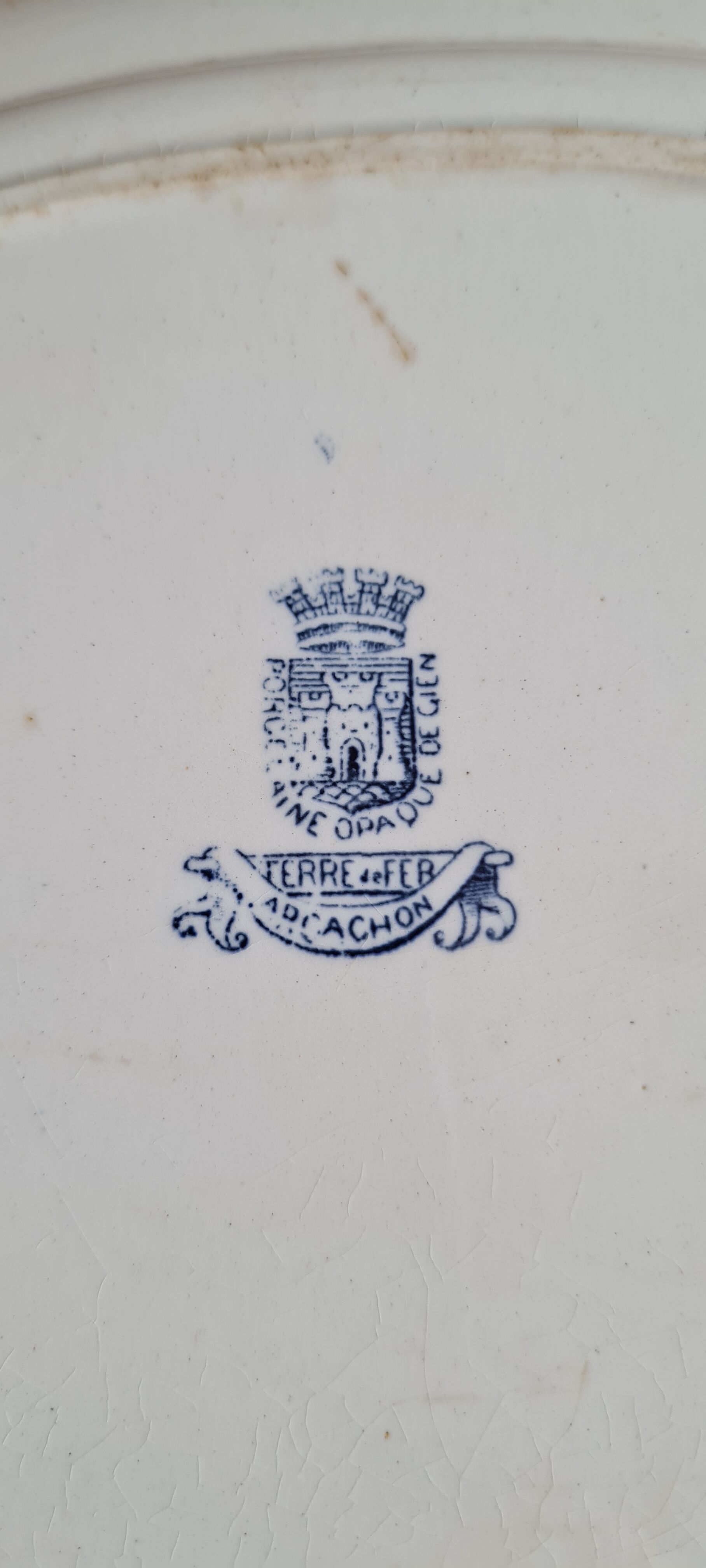 Oval serving dish in iron earth