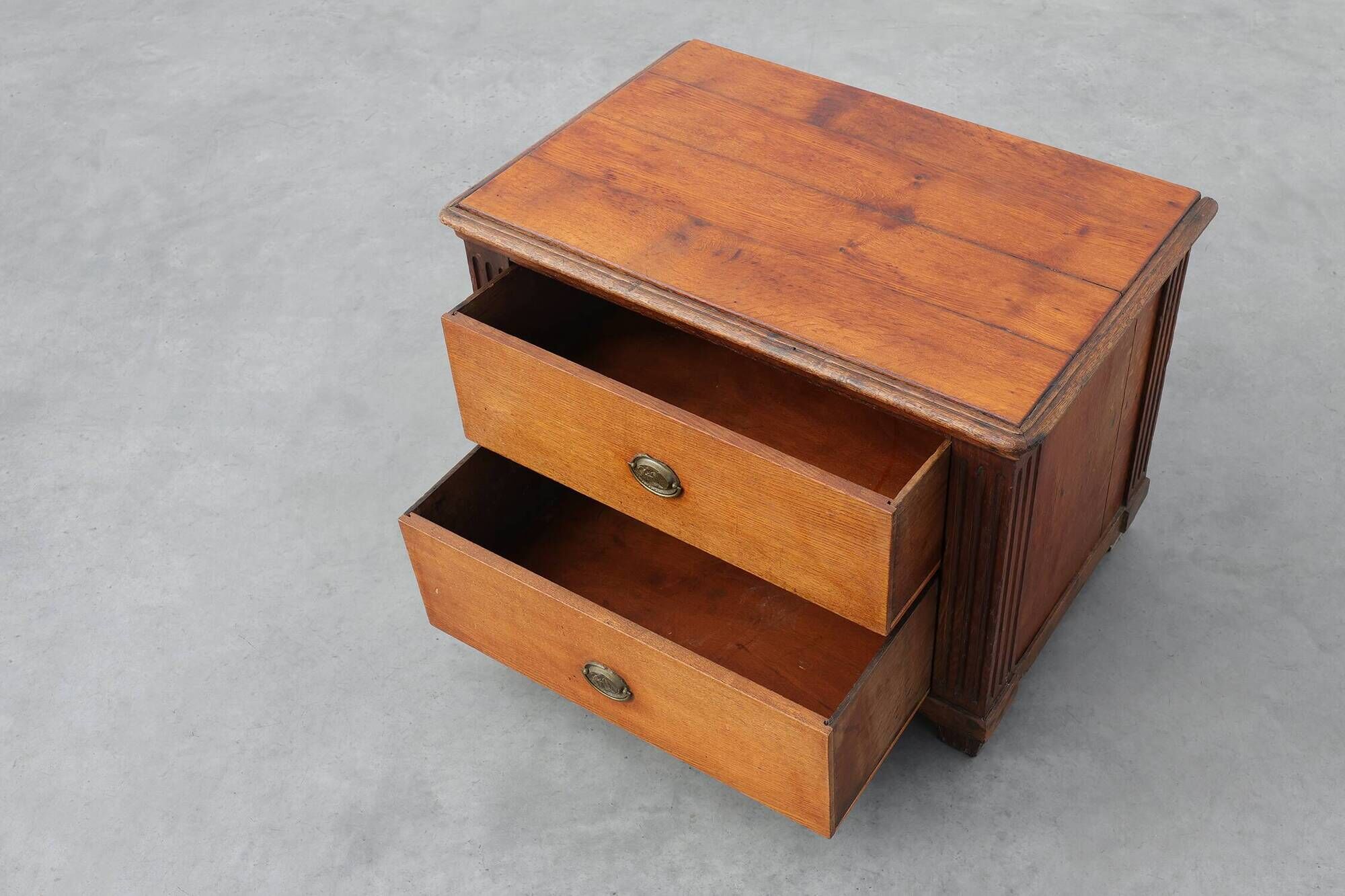 French Louis XVI Oak Commode with Fluted Corner Posts and Brass Handles, ci