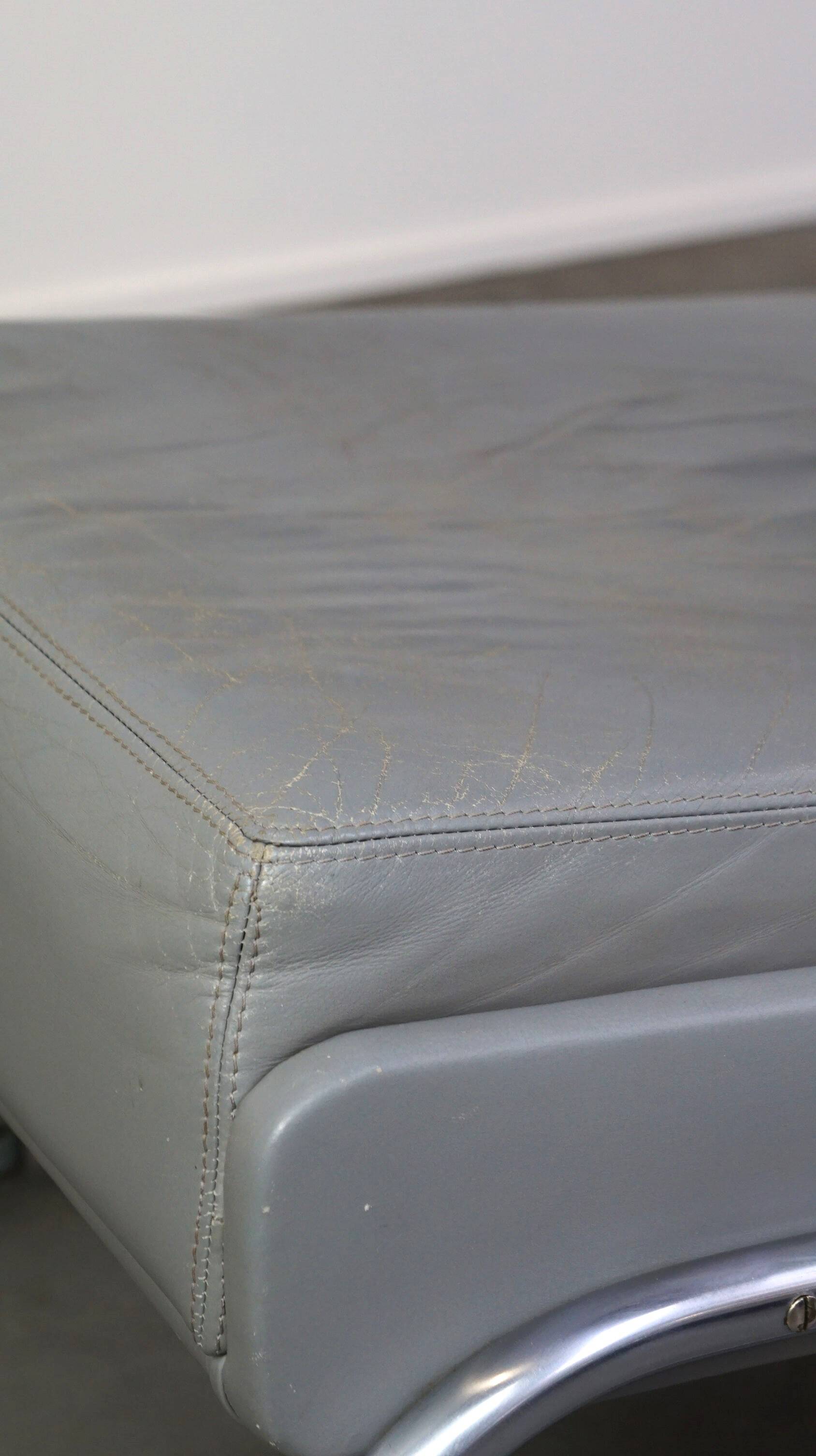 Vintage grey cow leather bauhaus design armchair by Ahrend de Cirkel