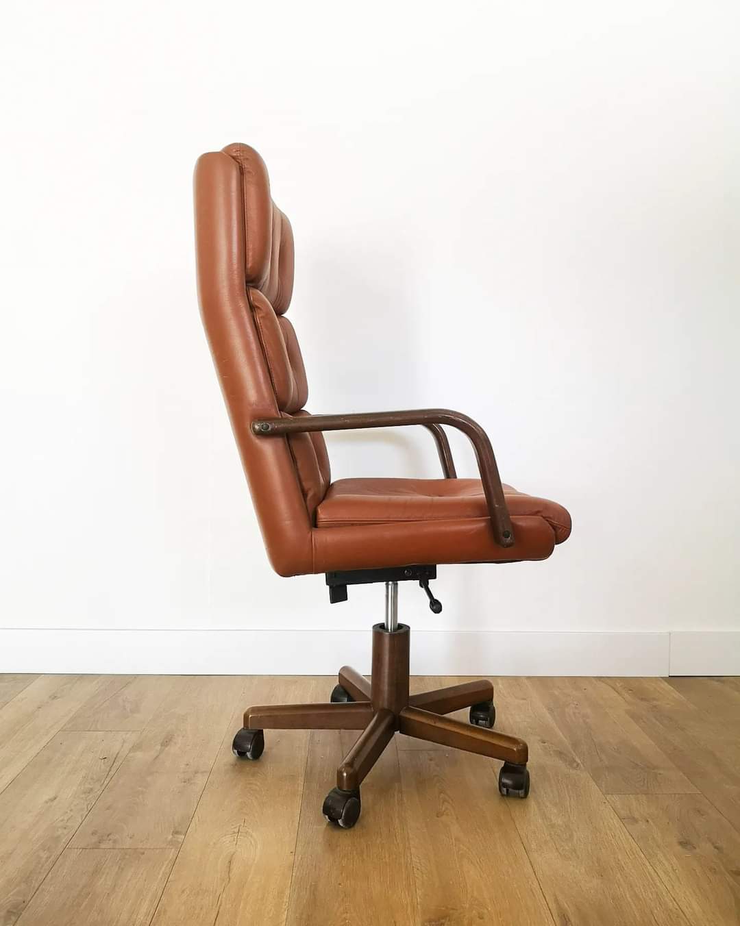 Office chair in upholstered skai