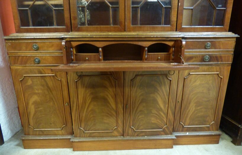 Scribanne bookcase in mahogany veneer English work of the twentieth century