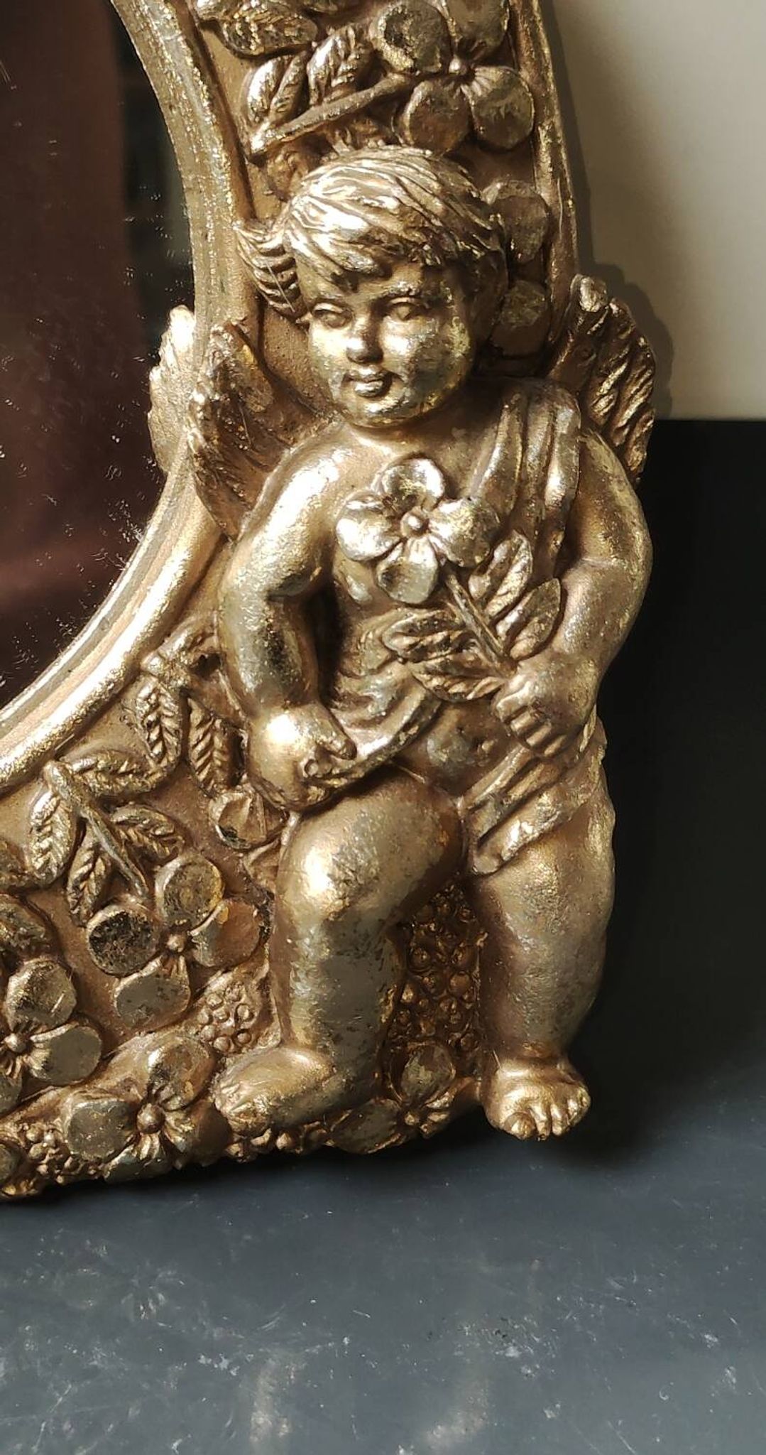 Shabby Chic round mirror. Putti/Cherub decor. Floral motifs. Dimensions: 20 x 20 cm.