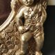 Miroir rond à décor de putti et floral