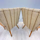 Une paire de chaises vintage avec des rayures