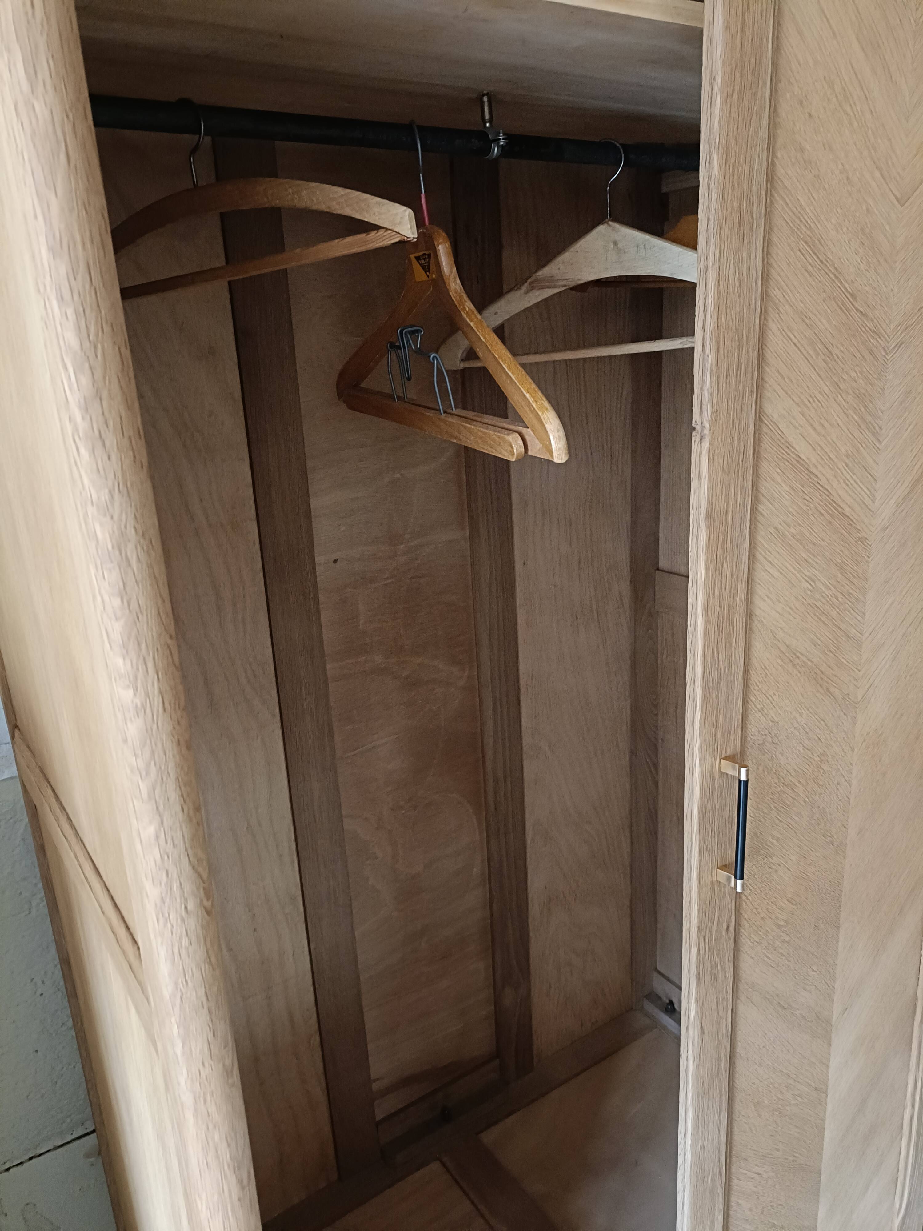 Wardrobe/sliding doors and tapered legs
