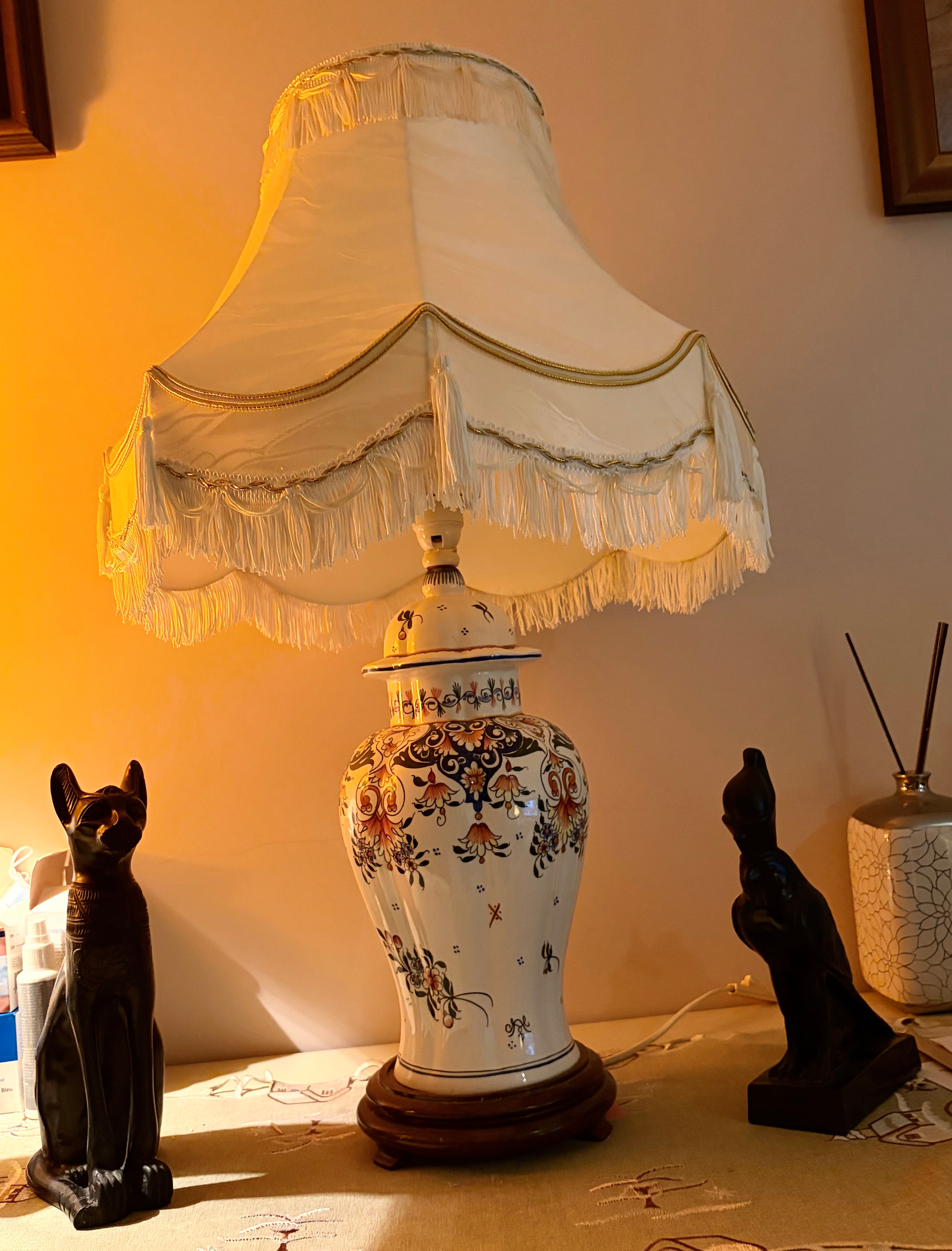 Very large ceramic lamp from Gien with a beautiful lampshade.
